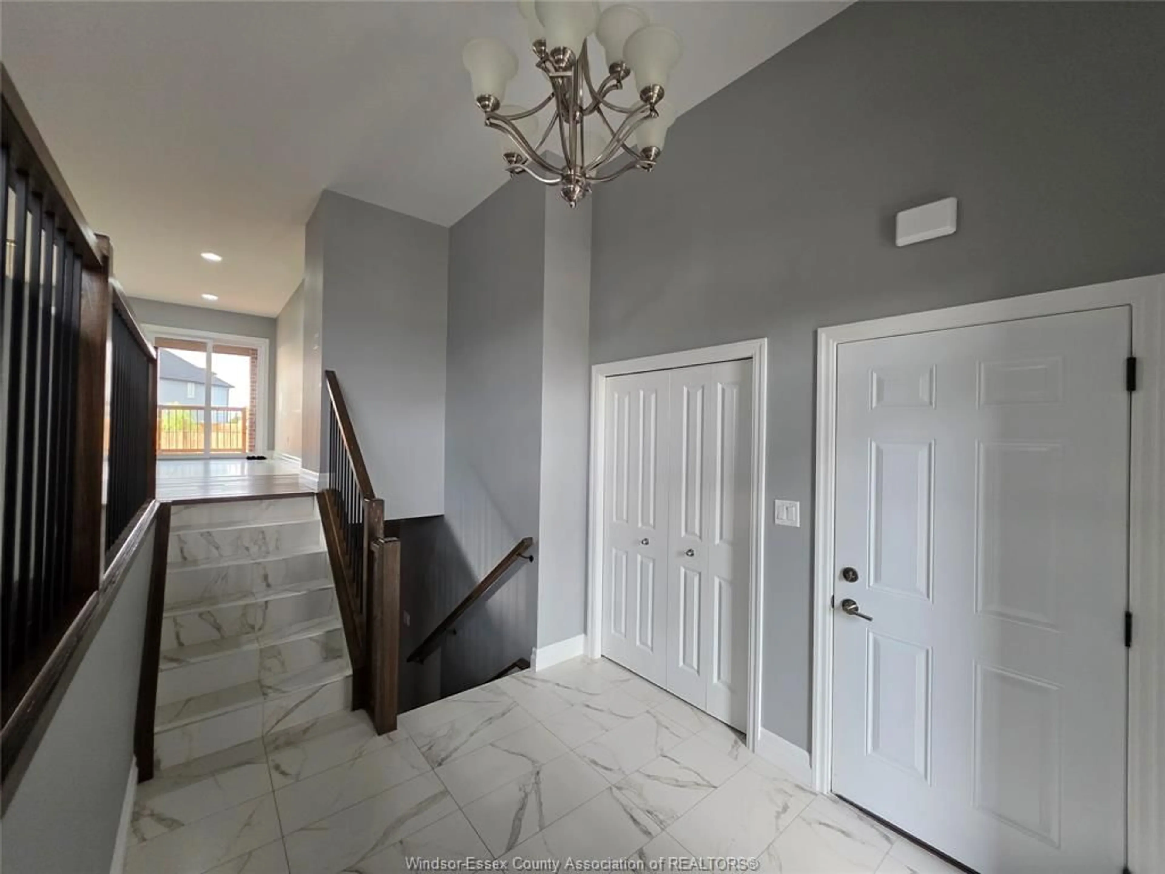 Indoor foyer for 46 KINGSBRIDGE, Amherstburg Ontario N9V 4A5
