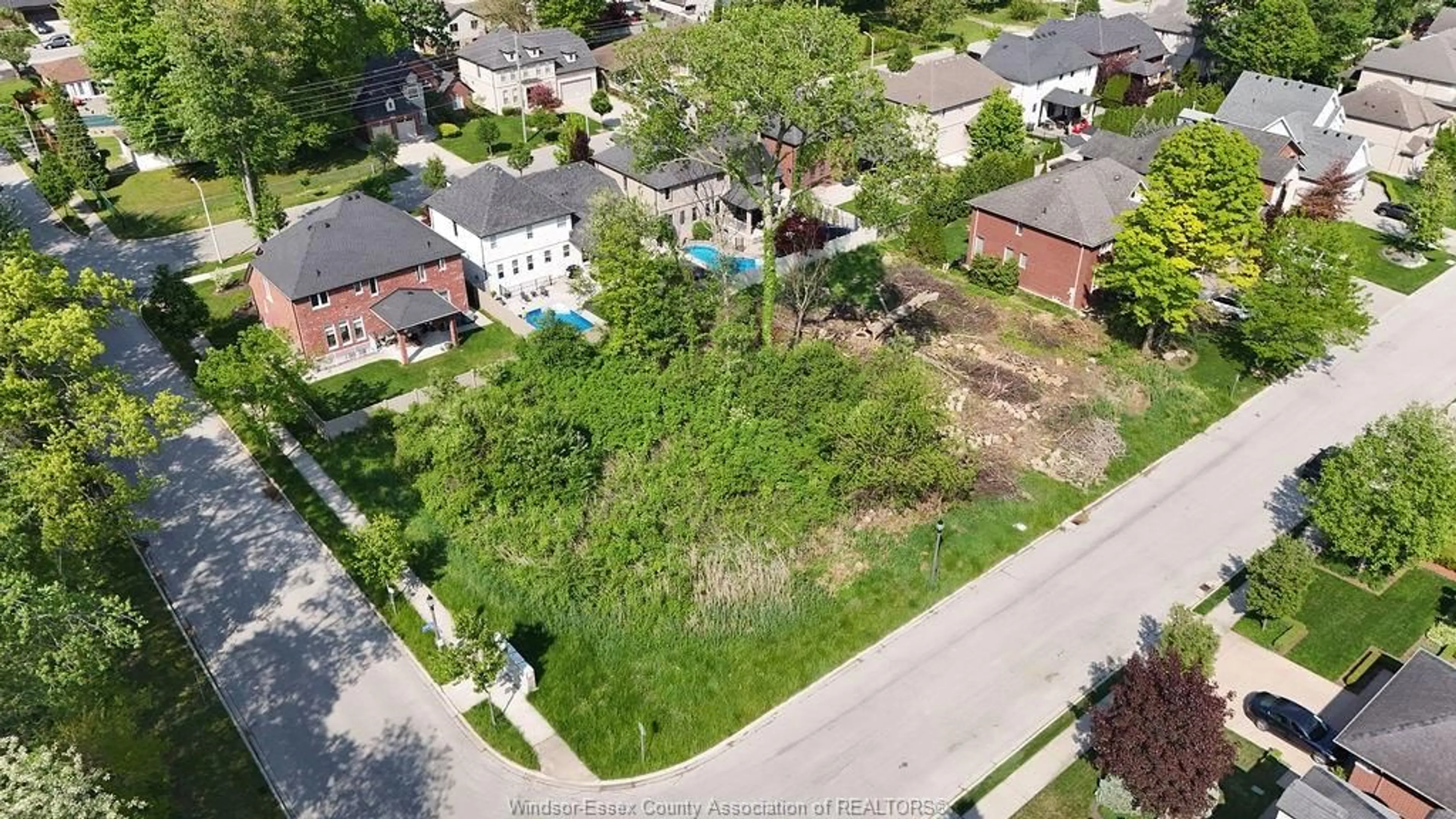 A pic from outside/outdoor area/front of a property/back of a property/a pic from drone, street for 1220 LYONS Ave, LaSalle Ontario N9J 3Y6