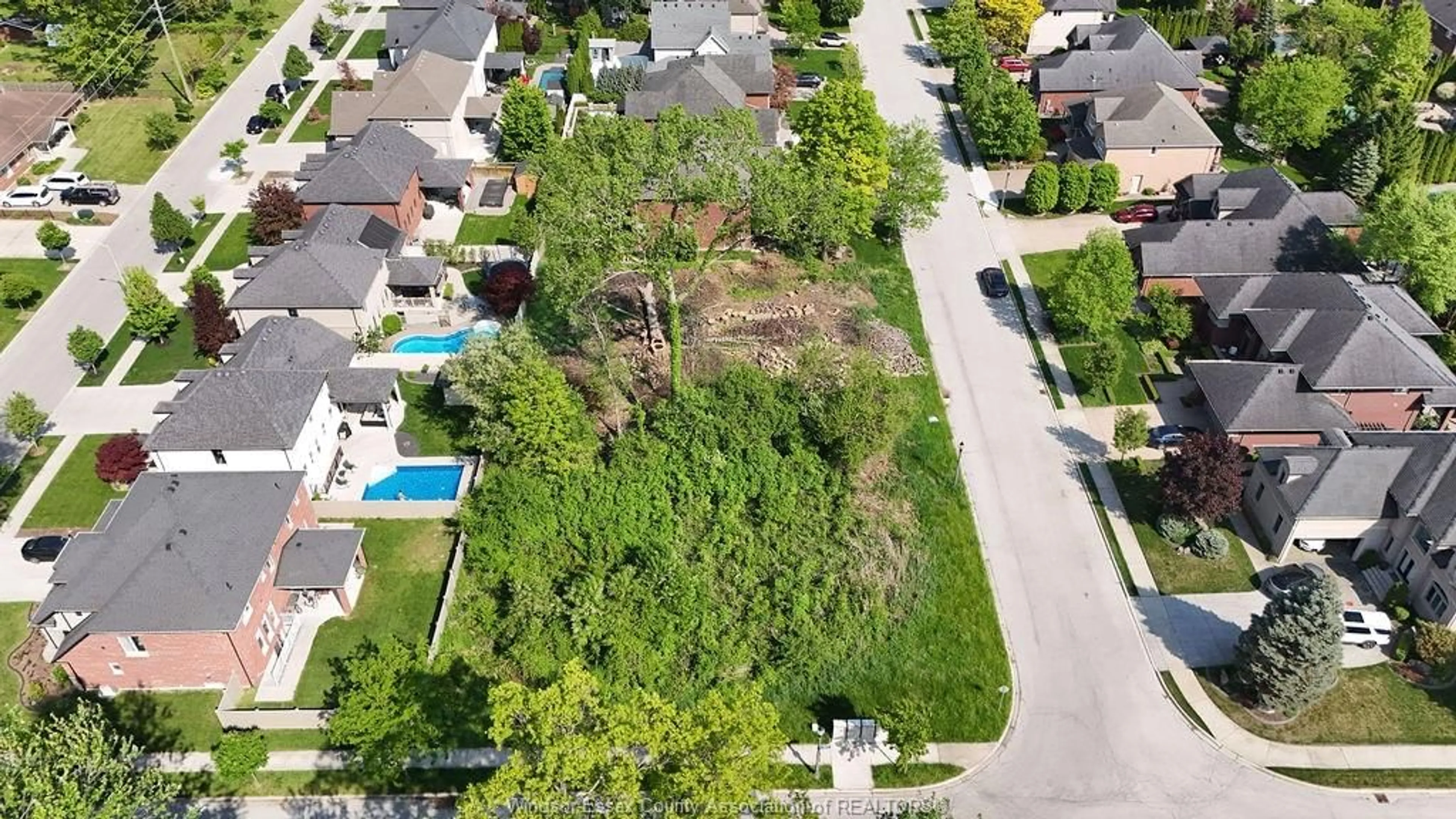 A pic from outside/outdoor area/front of a property/back of a property/a pic from drone, street for 1220 LYONS Ave, LaSalle Ontario N9J 3Y6