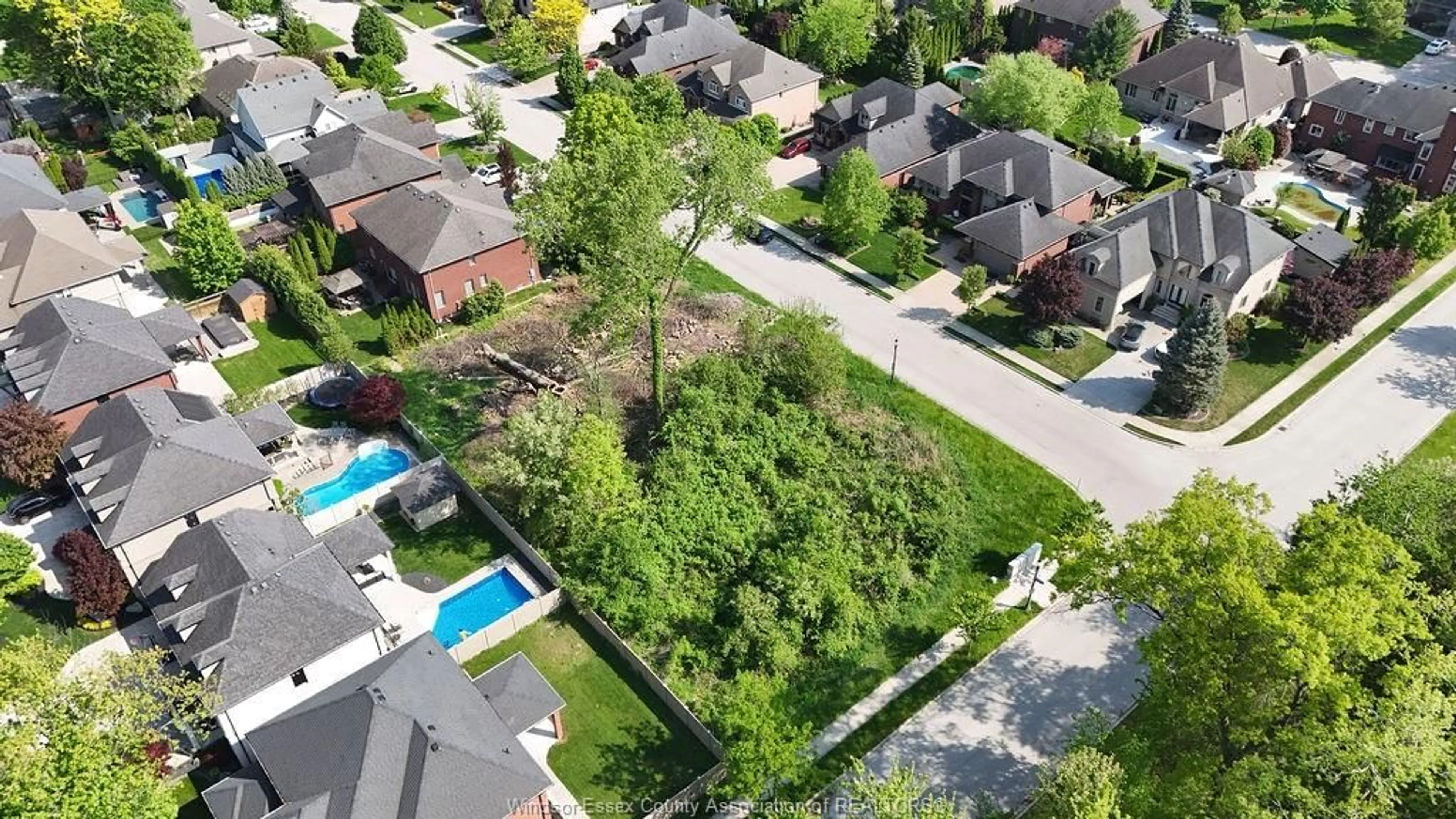 A pic from outside/outdoor area/front of a property/back of a property/a pic from drone, street for 1220 LYONS Ave, LaSalle Ontario N9J 3Y6