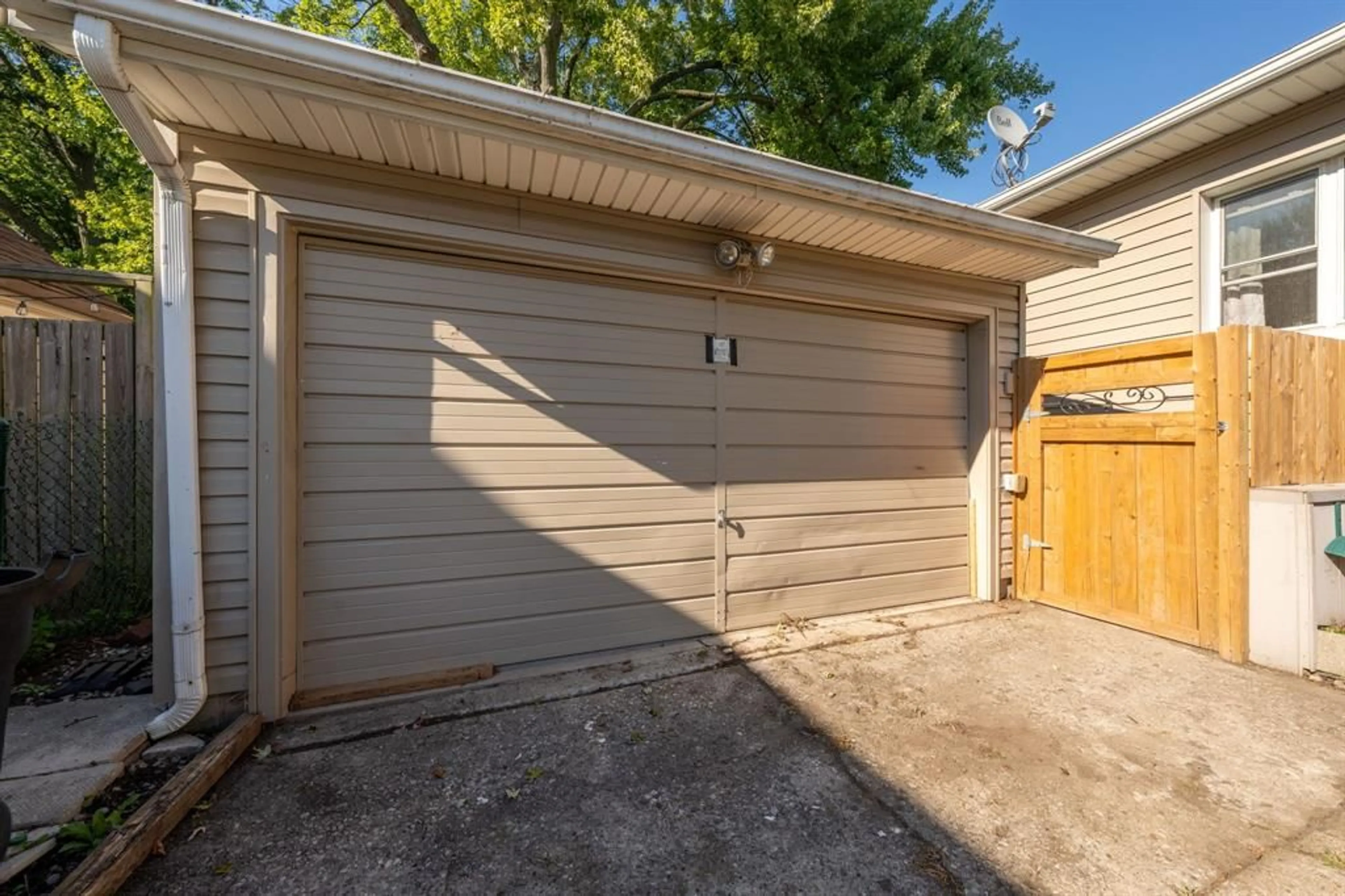 Indoor garage for 730 TALFOURD St, Sarnia Ontario N7T 1R9
