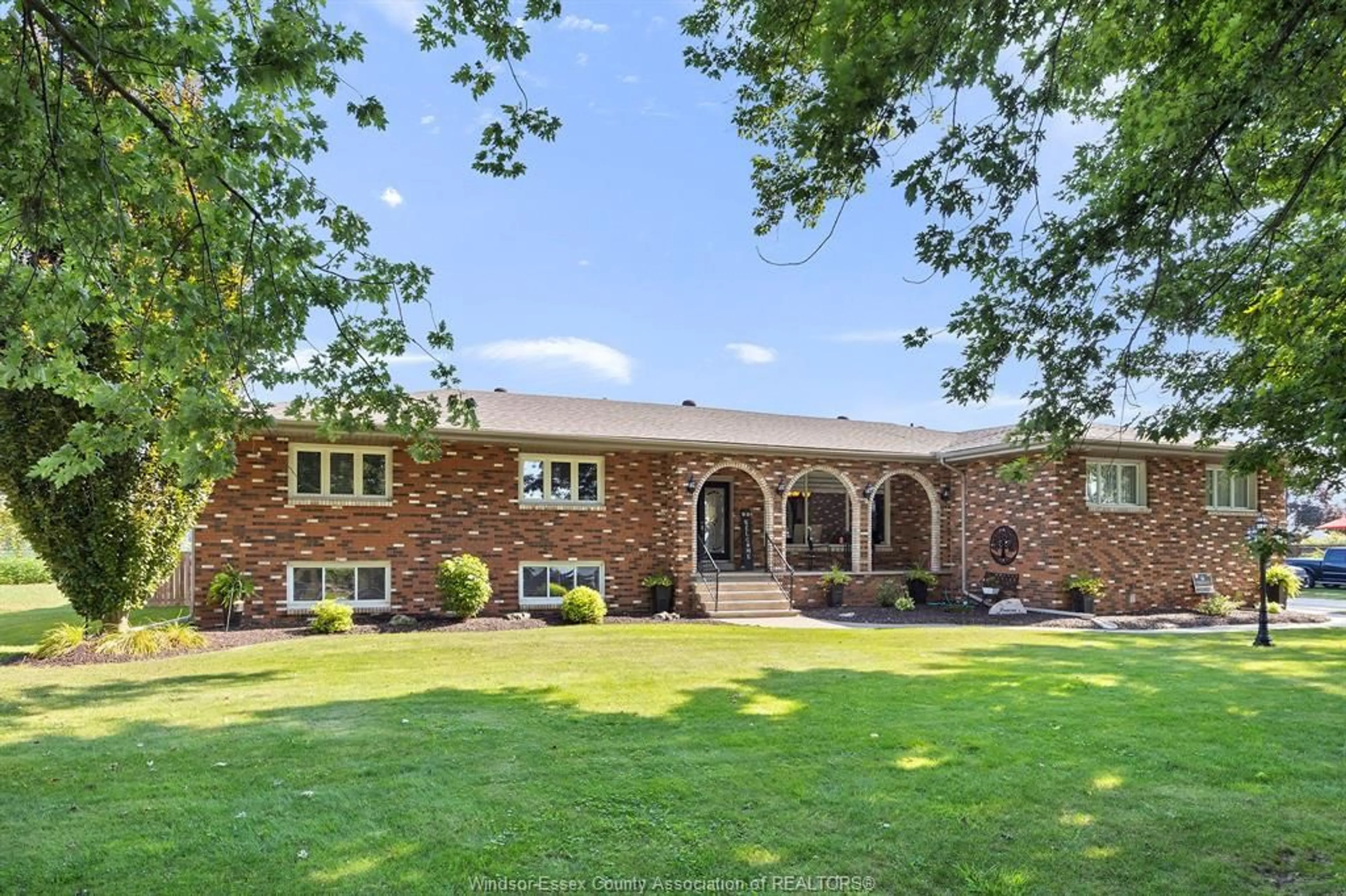 Home with brick exterior material, unknown for 1690 GOLFVIEW Dr, LaSalle Ontario N9J 1Y9