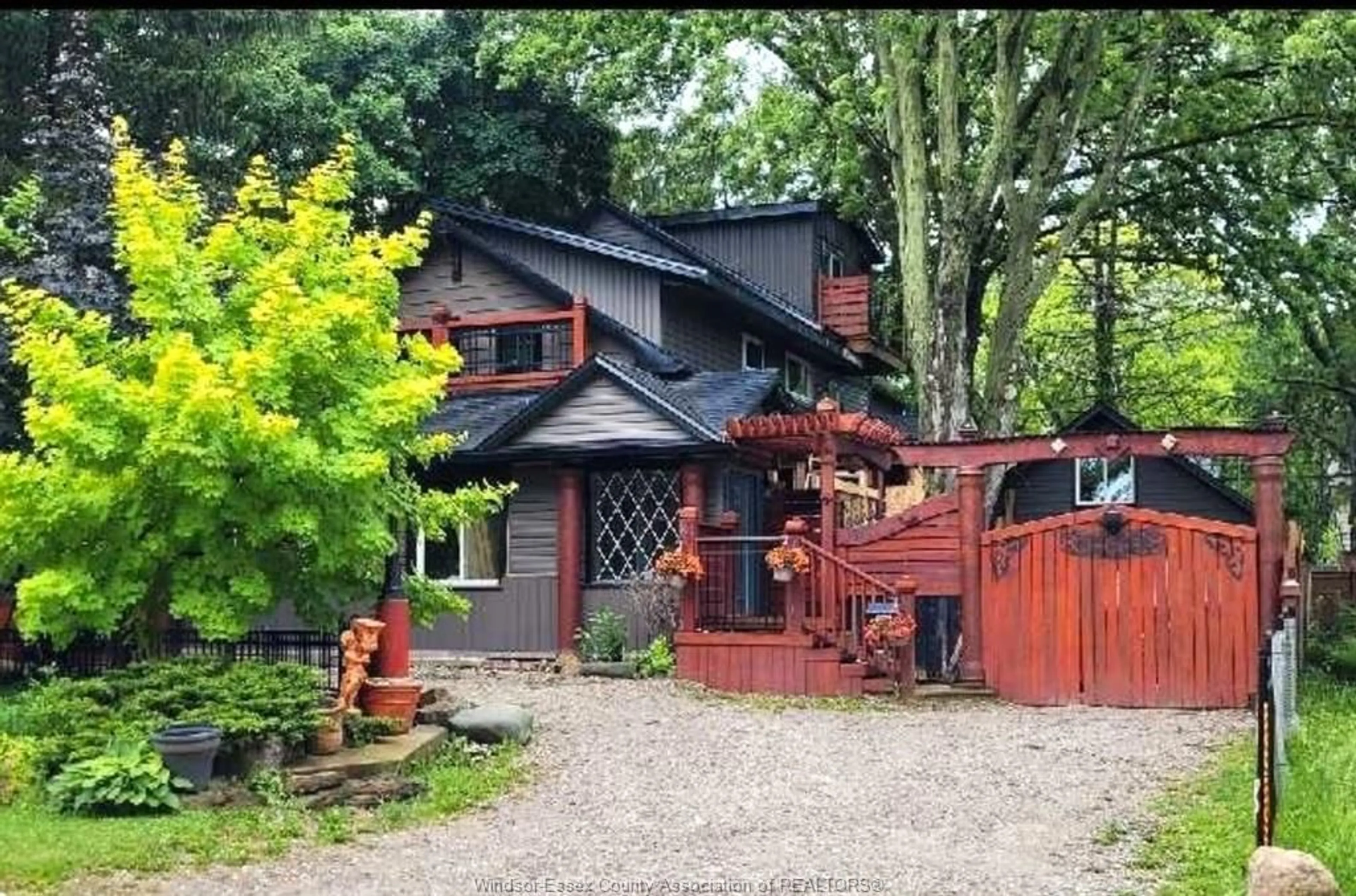 A pic from outside/outdoor area/front of a property/back of a property/a pic from drone, street for 3315 RANKIN, Windsor Ontario N9E 3C1