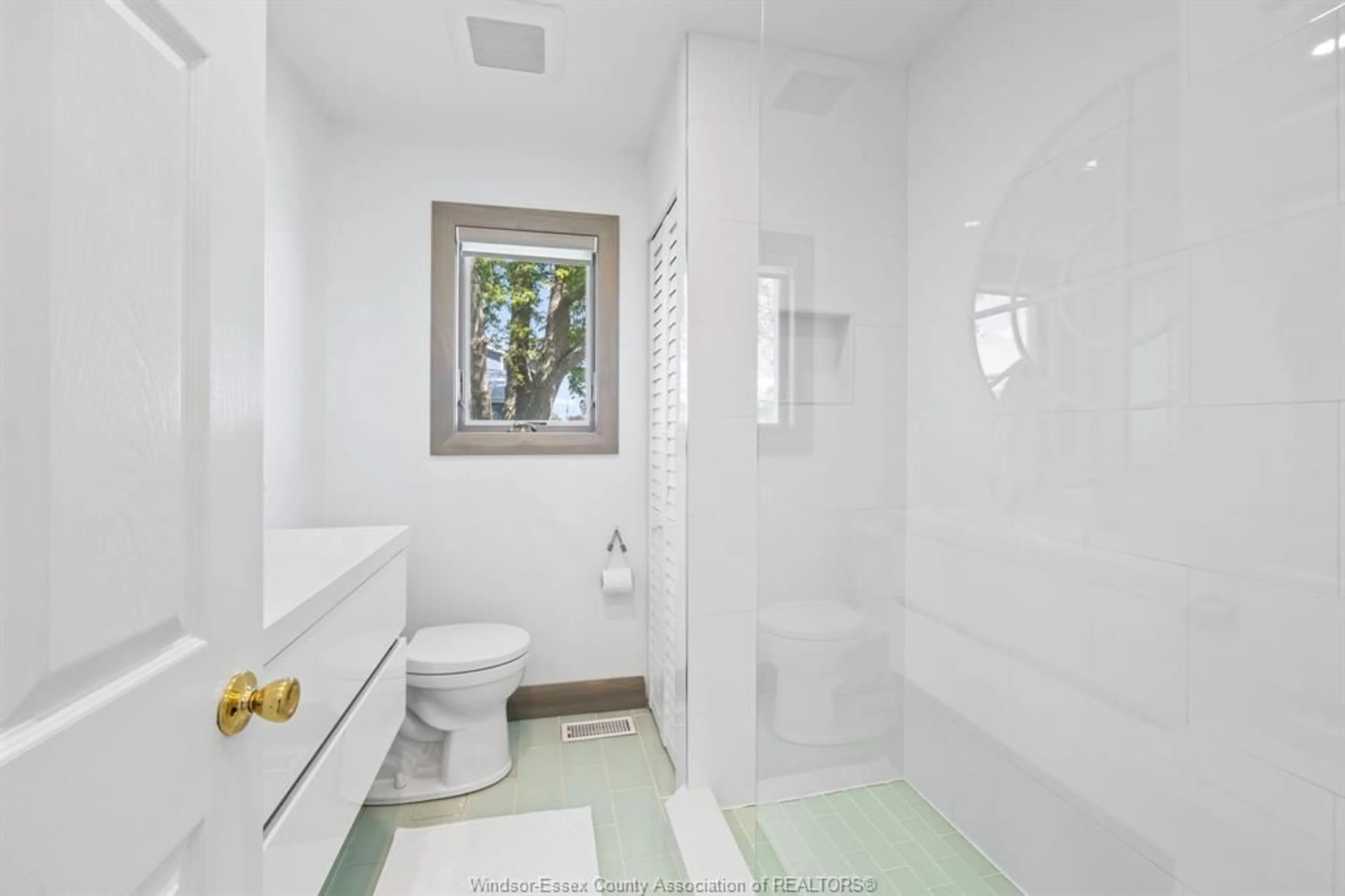 Standard bathroom, ceramic/tile floor for 13626 CRYSTAL BEACH, Lakeshore Ontario N0P 2L0