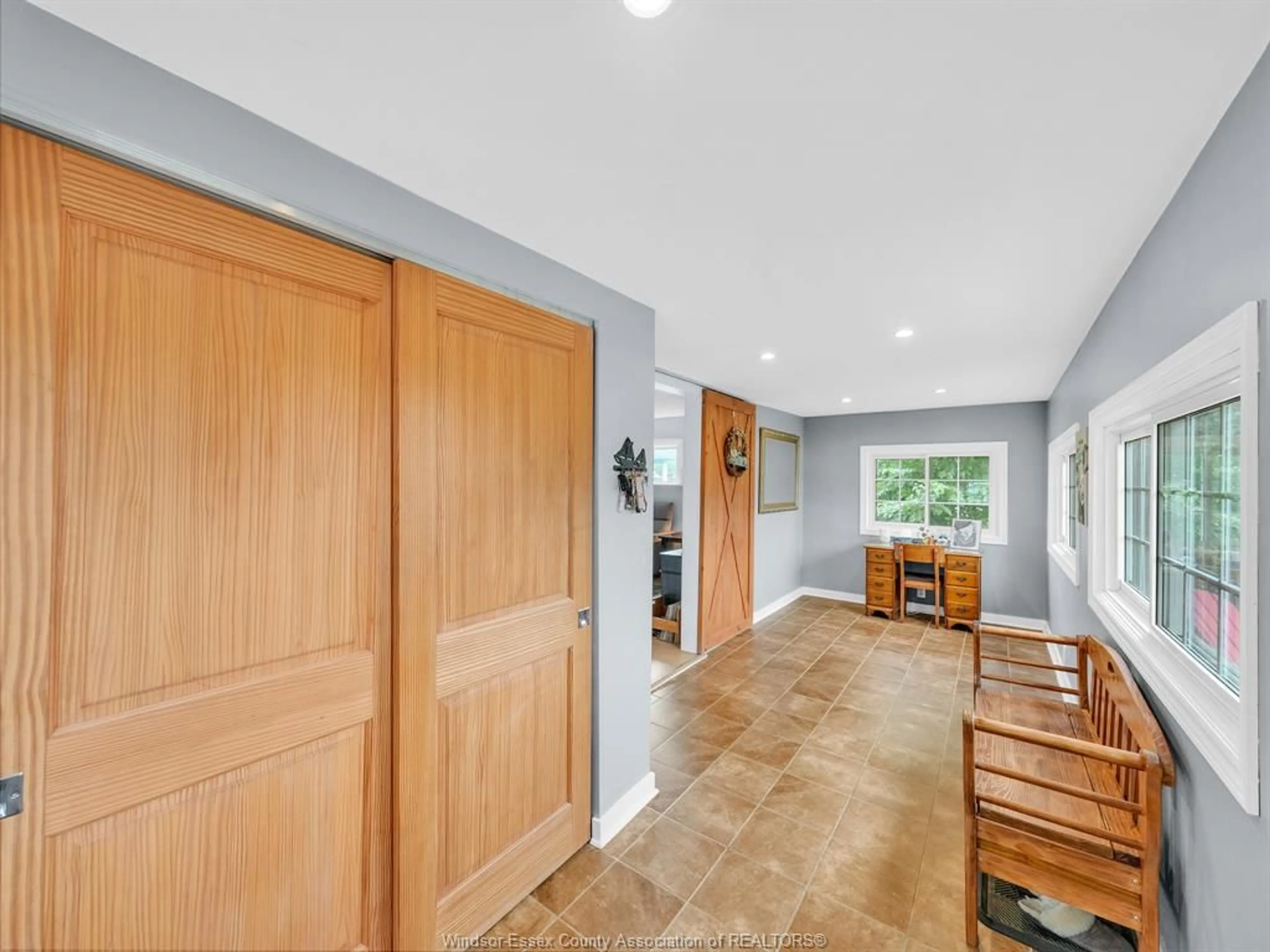 Indoor entryway for 310 HIGHWAY 18, LaSalle Ontario N9J 1Z7
