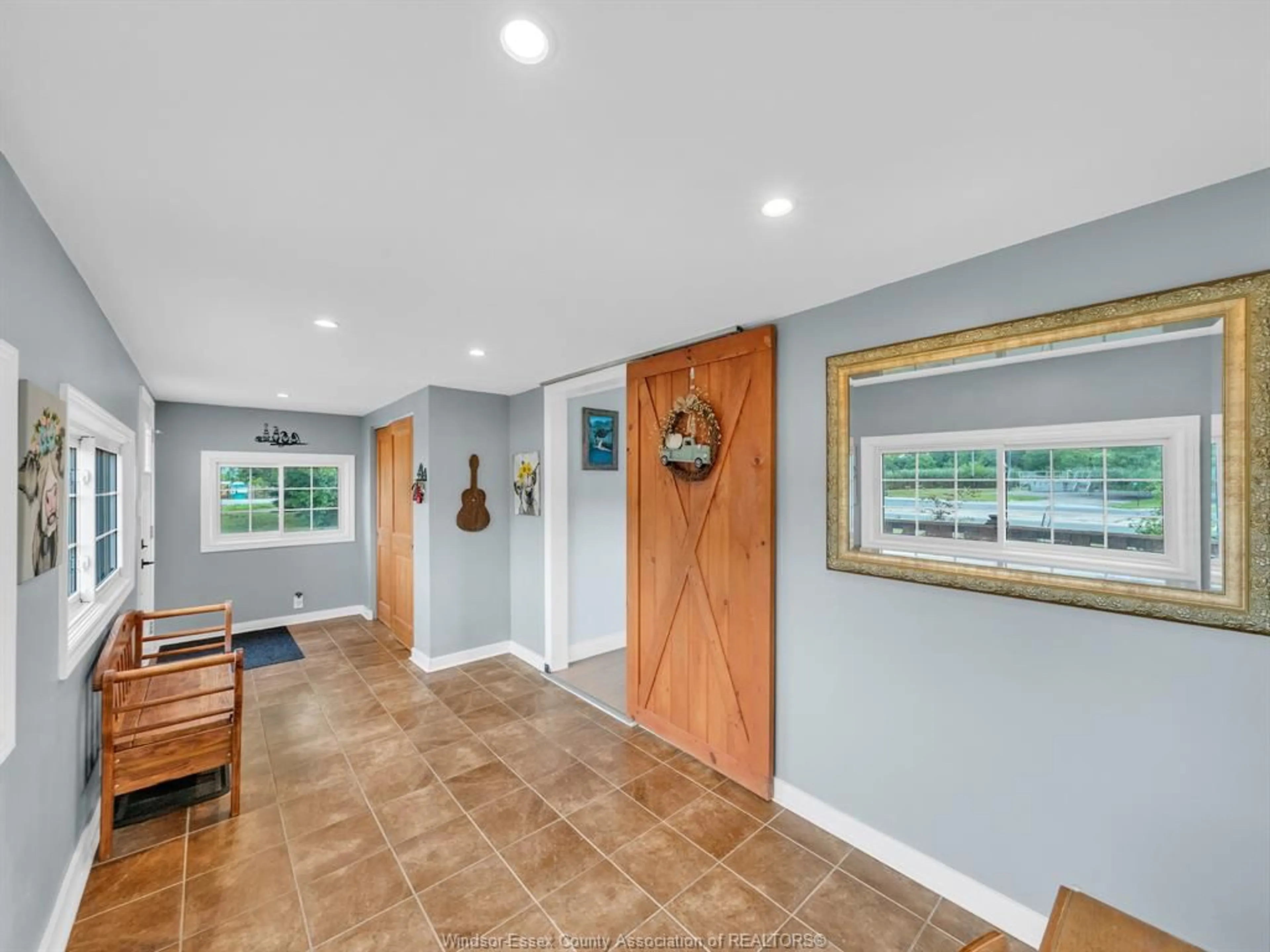 Indoor entryway for 310 HIGHWAY 18, LaSalle Ontario N9J 1Z7