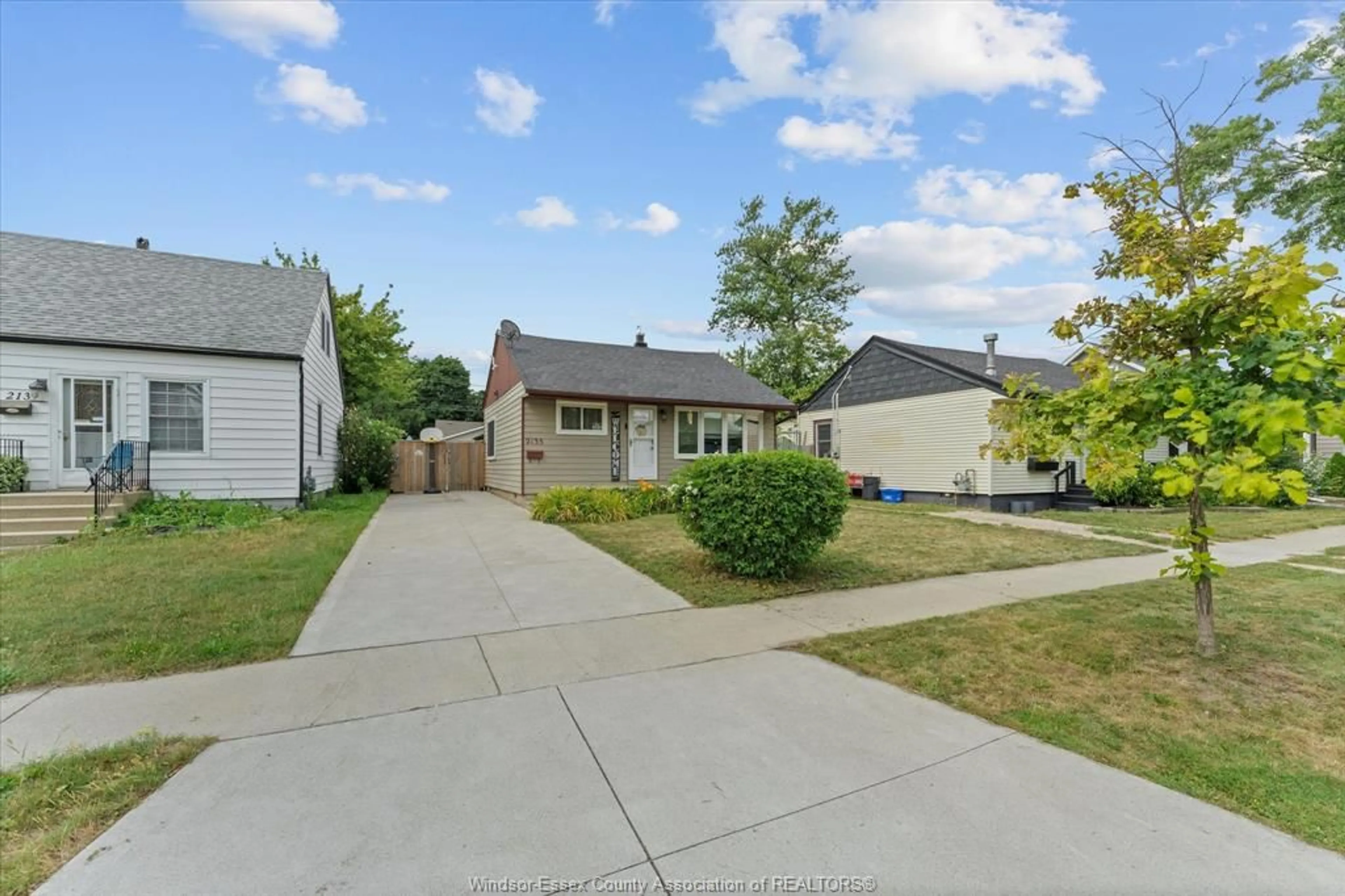 A pic from outside/outdoor area/front of a property/back of a property/a pic from drone, street for 2135 FOREST Ave, Windsor Ontario N8W 2G4