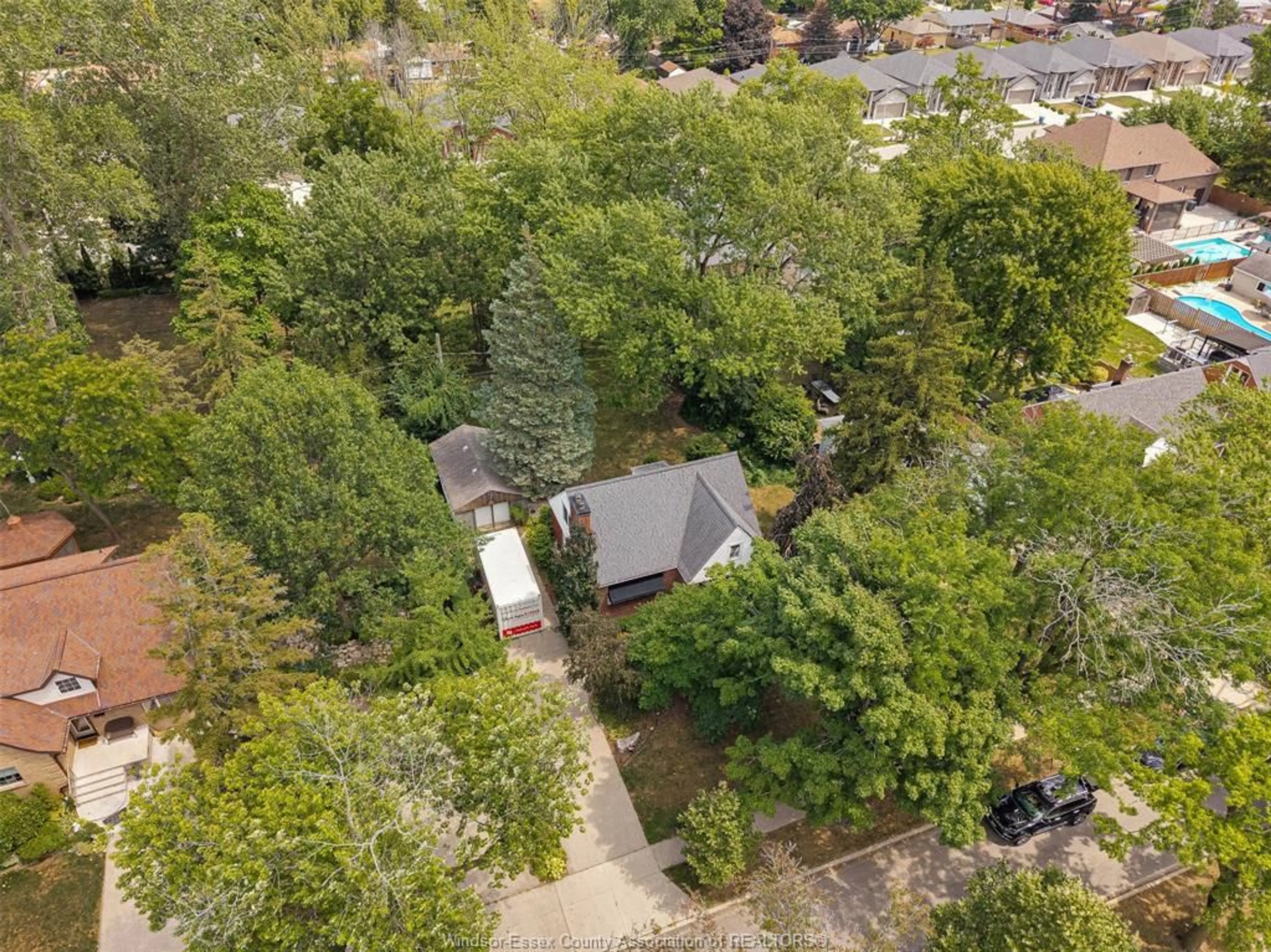 A pic from outside/outdoor area/front of a property/back of a property/a pic from drone, street for 1218 BELLE ISLE VIEW Blvd, Windsor Ontario N8S 3G7