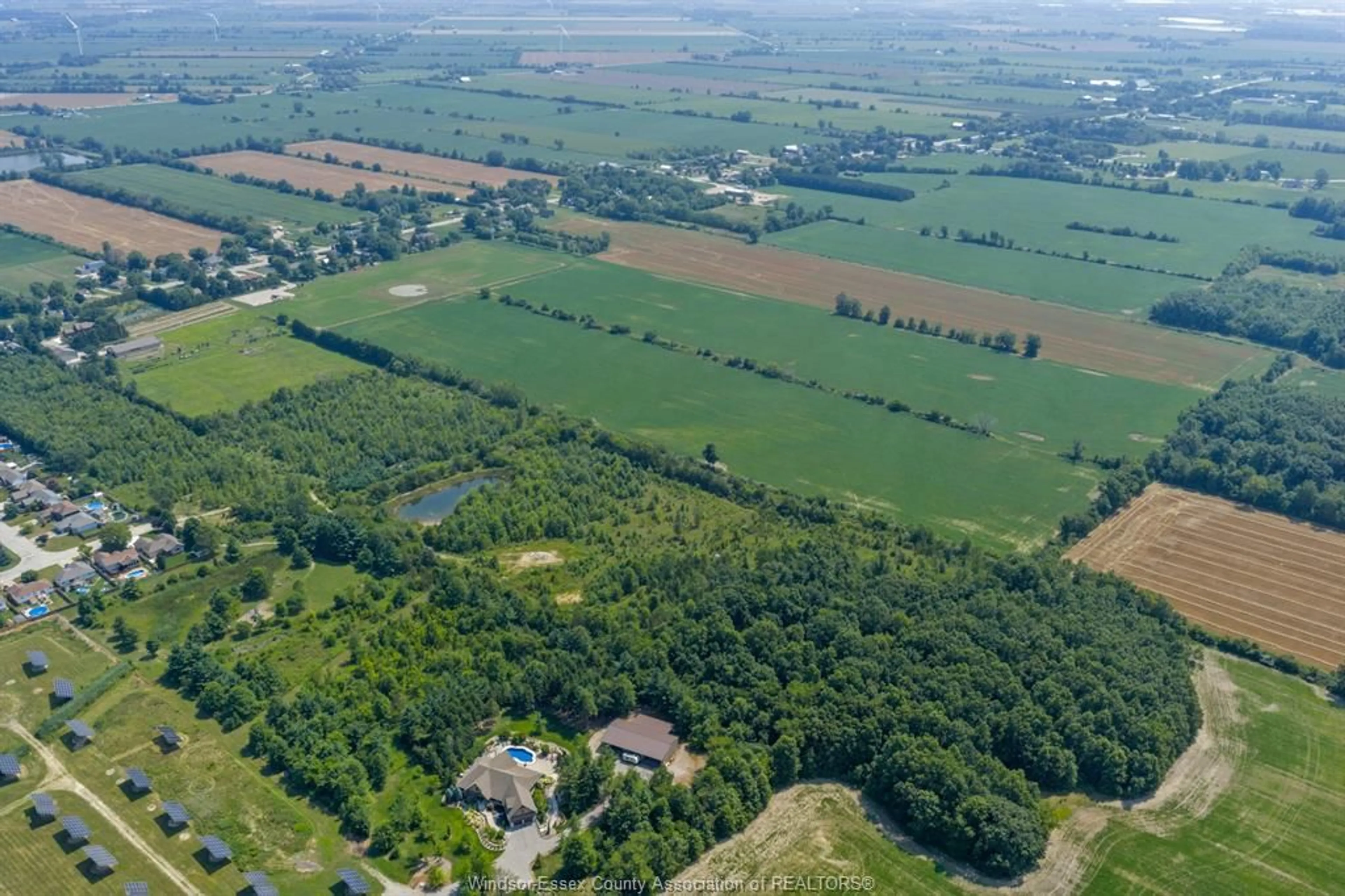 A pic from outside/outdoor area/front of a property/back of a property/a pic from drone, forest/trees view for 39 WILLIAM St, Kingsville Ontario N0R 1B0