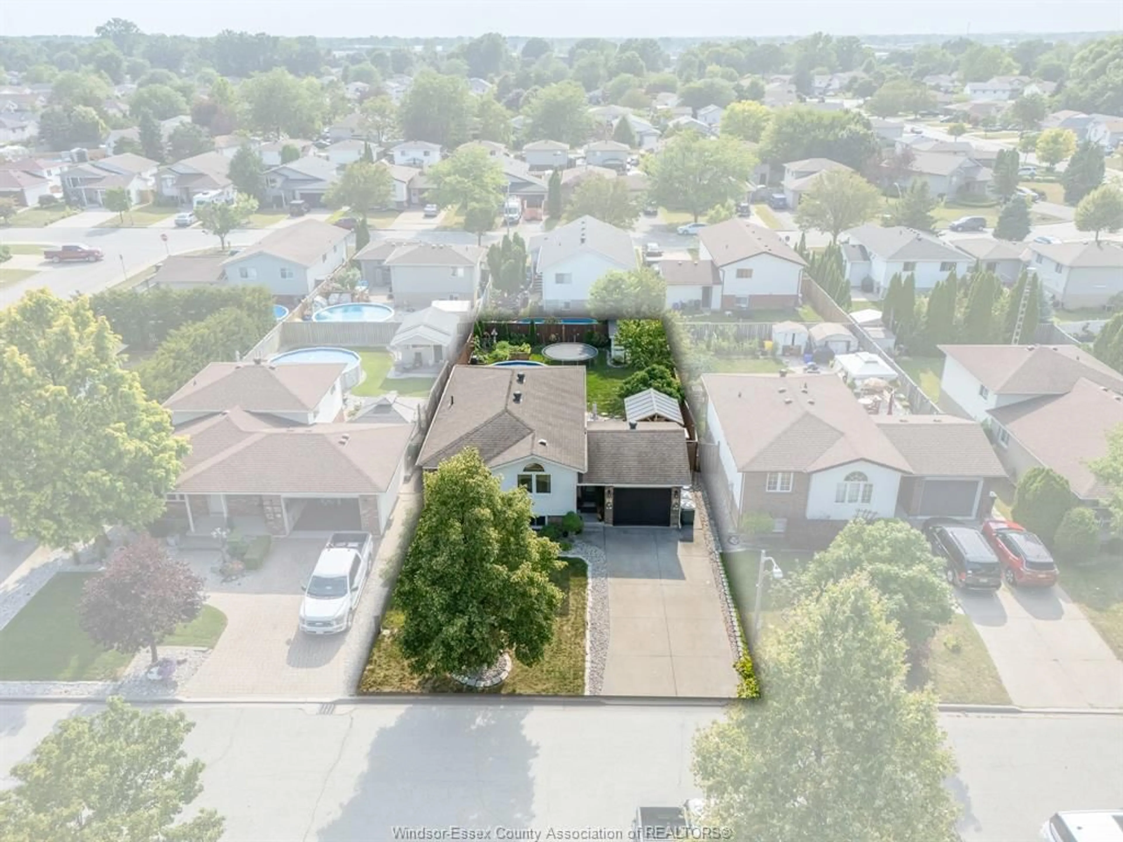 A pic from outside/outdoor area/front of a property/back of a property/a pic from drone, street for 3283 Blairwood Crt, Windsor Ontario N8W 5M7