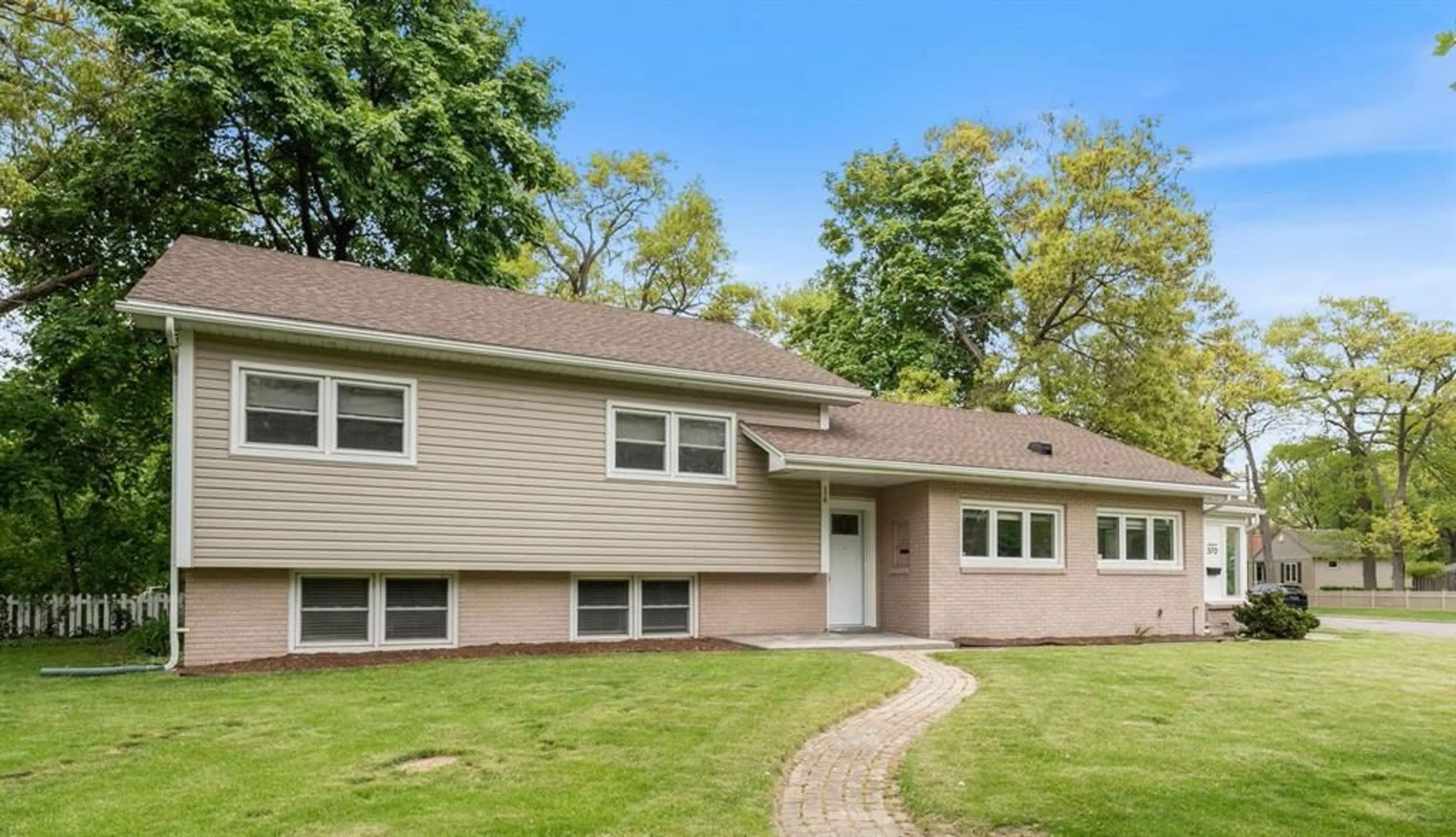 Home with vinyl exterior material, street for 570 CATHCART Blvd, Sarnia Ontario N7V 2N2