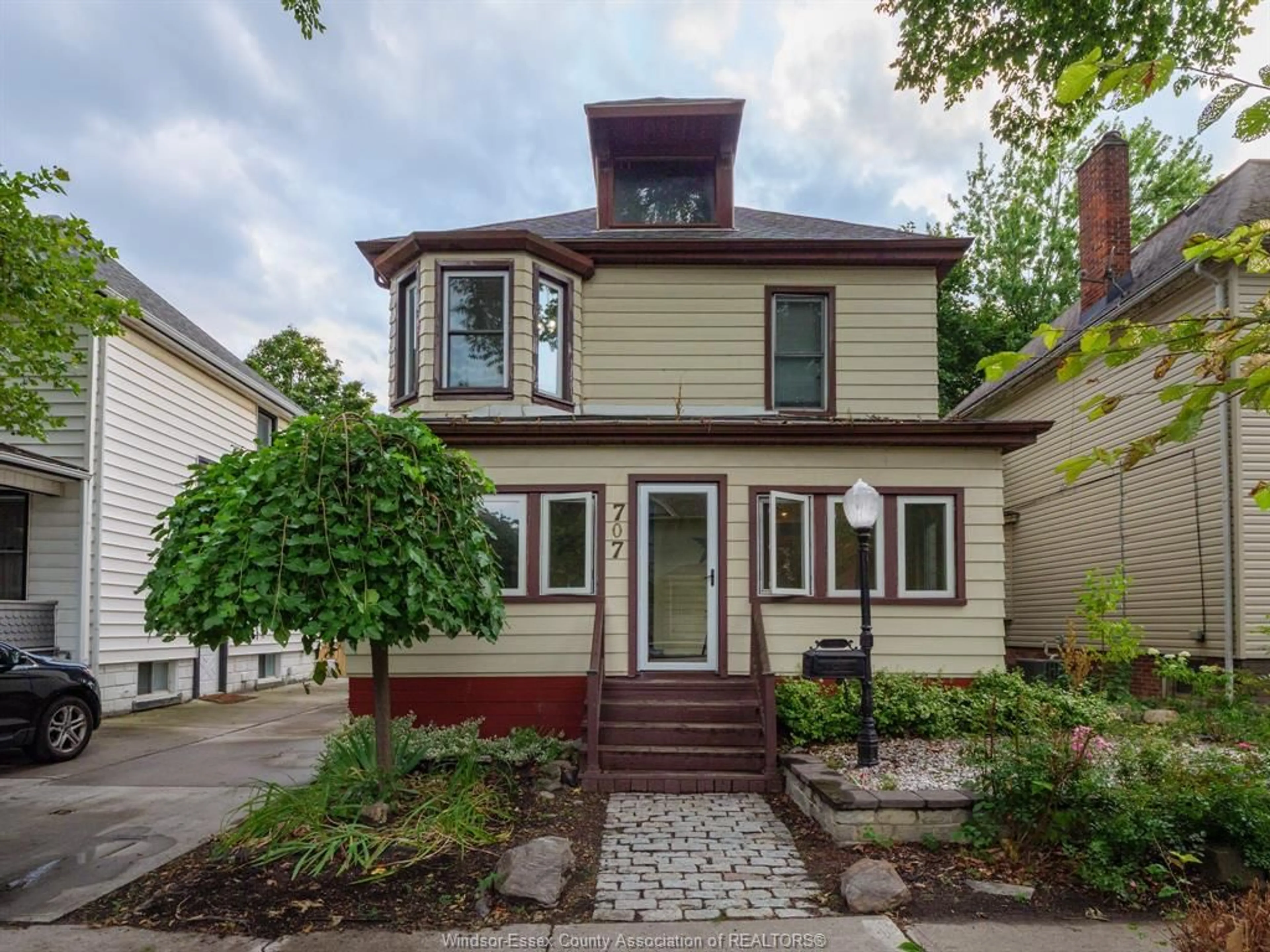 Home with vinyl exterior material, street for 707 WINDERMERE, Windsor Ontario N8Y 3E2