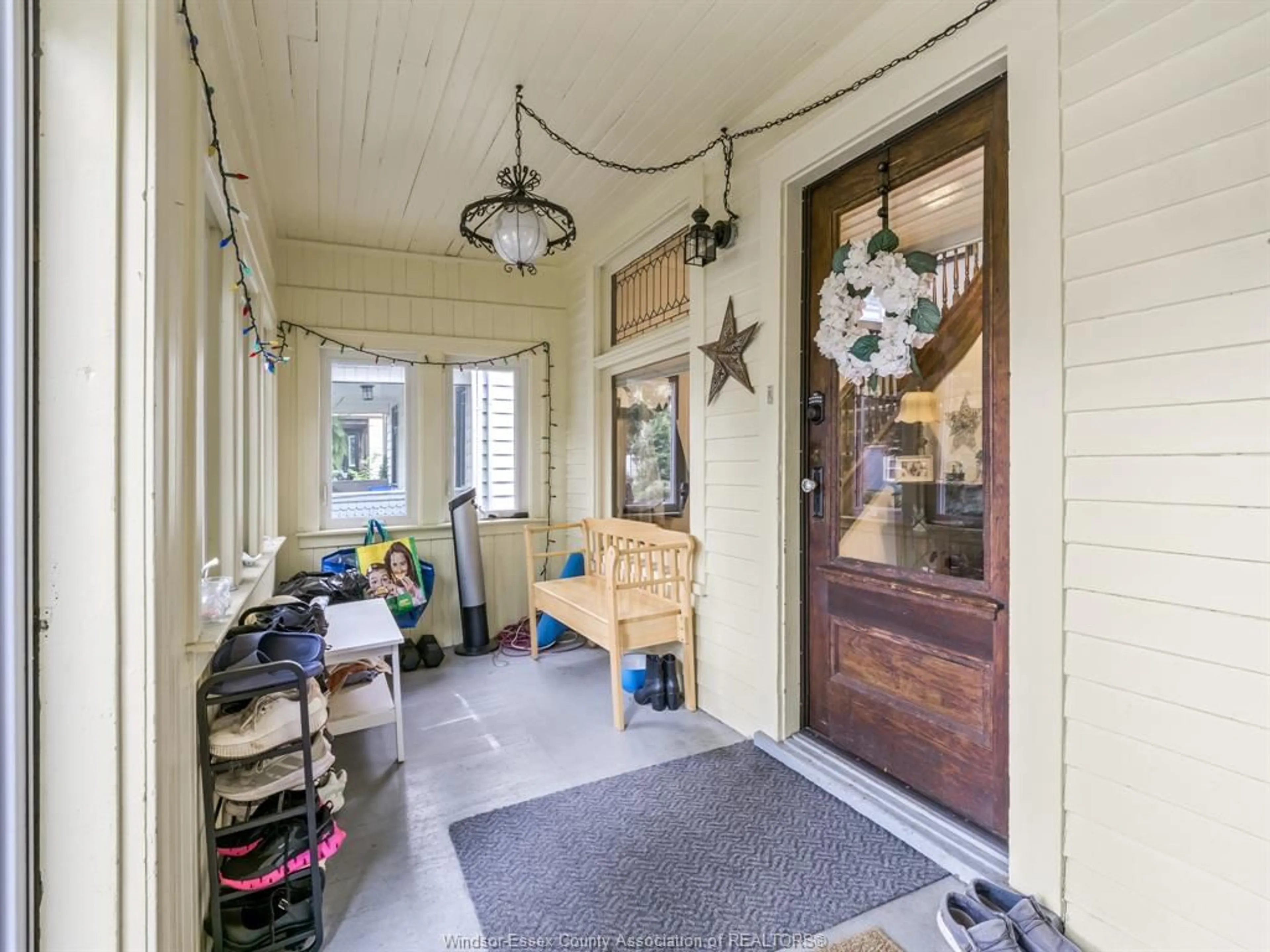 Indoor entryway for 707 WINDERMERE, Windsor Ontario N8Y 3E2