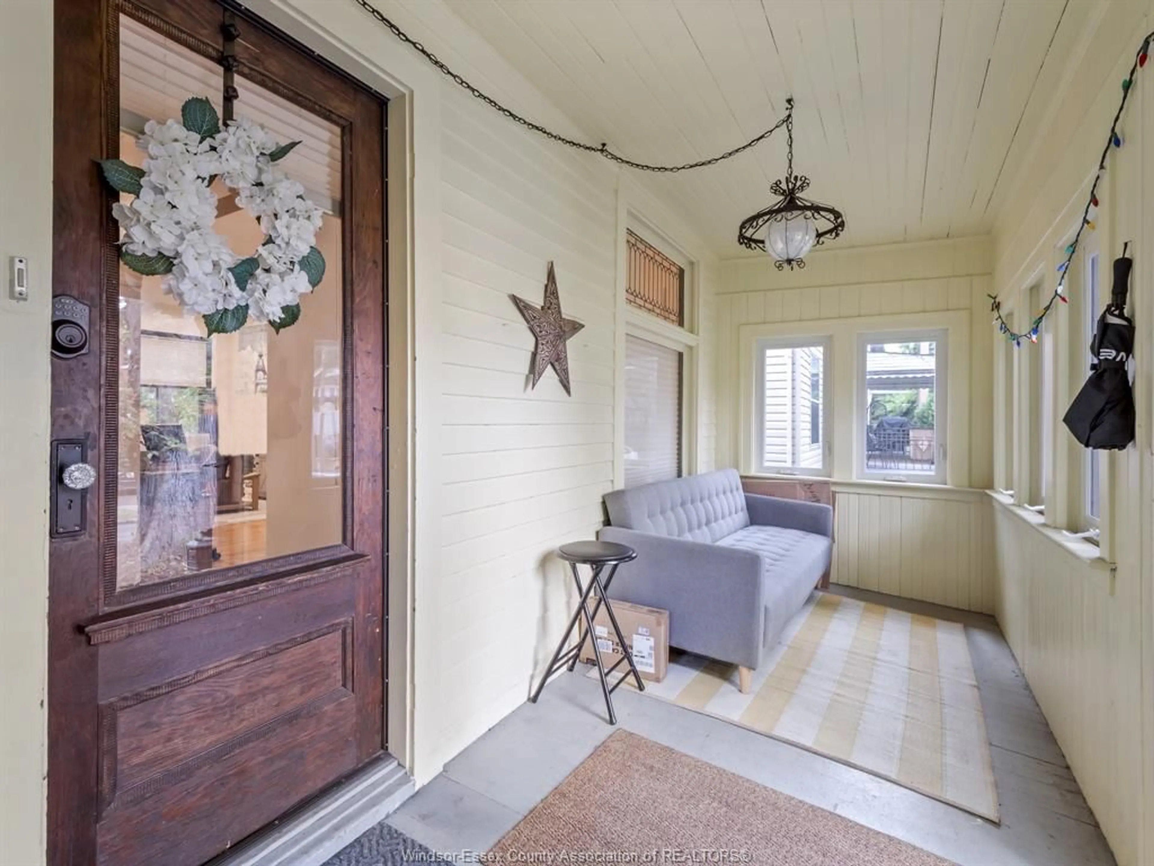 Indoor entryway for 707 WINDERMERE, Windsor Ontario N8Y 3E2