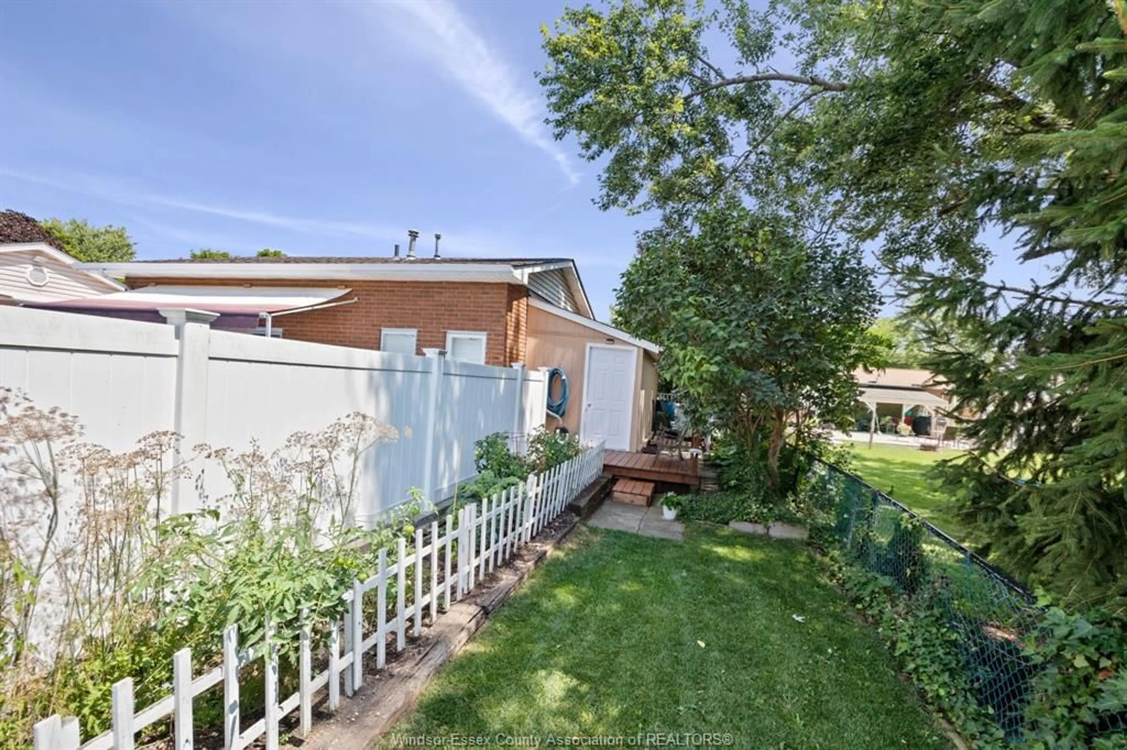 A pic from outside/outdoor area/front of a property/back of a property/a pic from drone, street for 221 PICKERING, Amherstburg Ontario N9V 3B4
