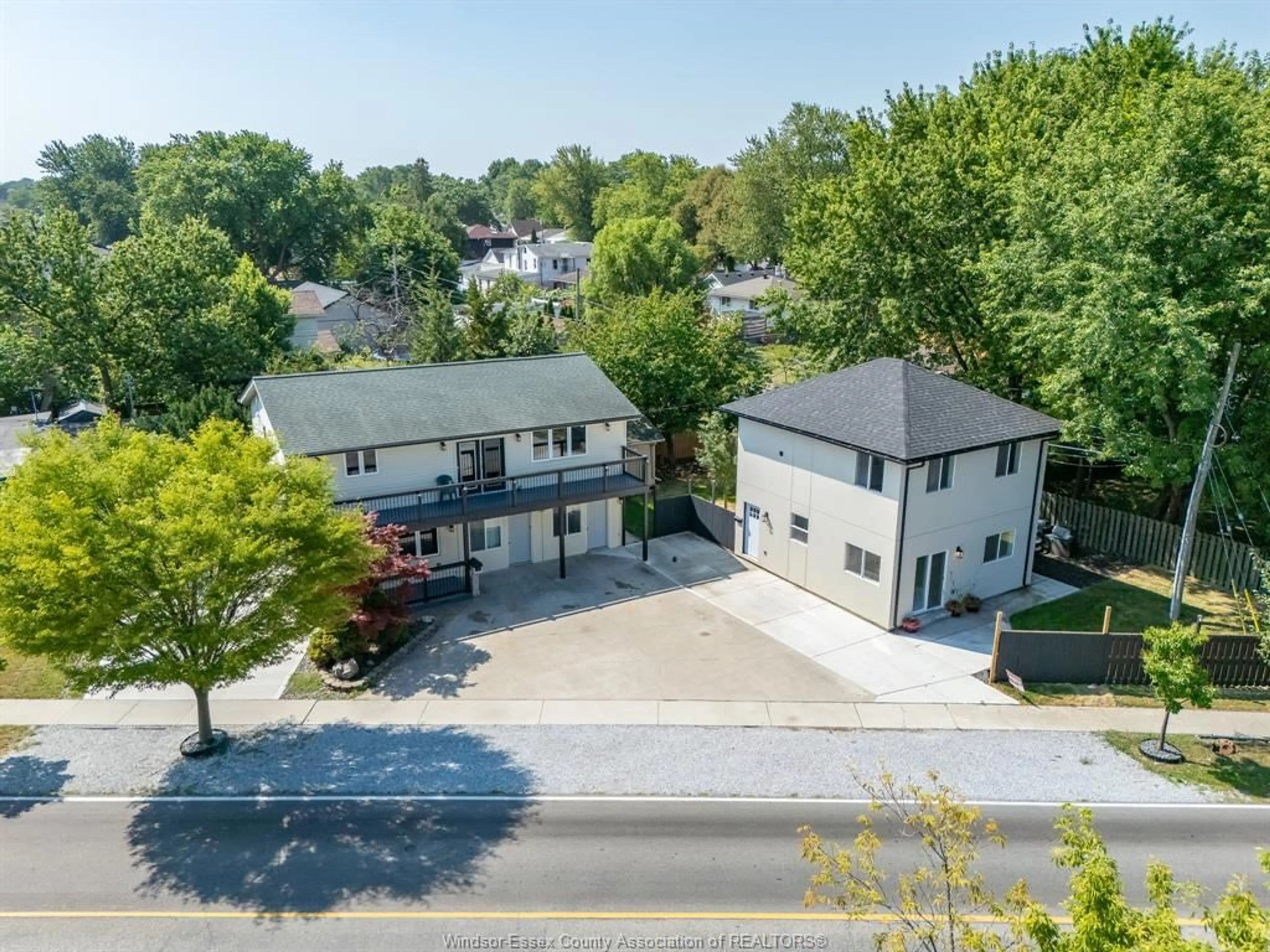 A pic from outside/outdoor area/front of a property/back of a property/a pic from drone, street for 1501 FORD Blvd, Windsor Ontario N8T 2C7