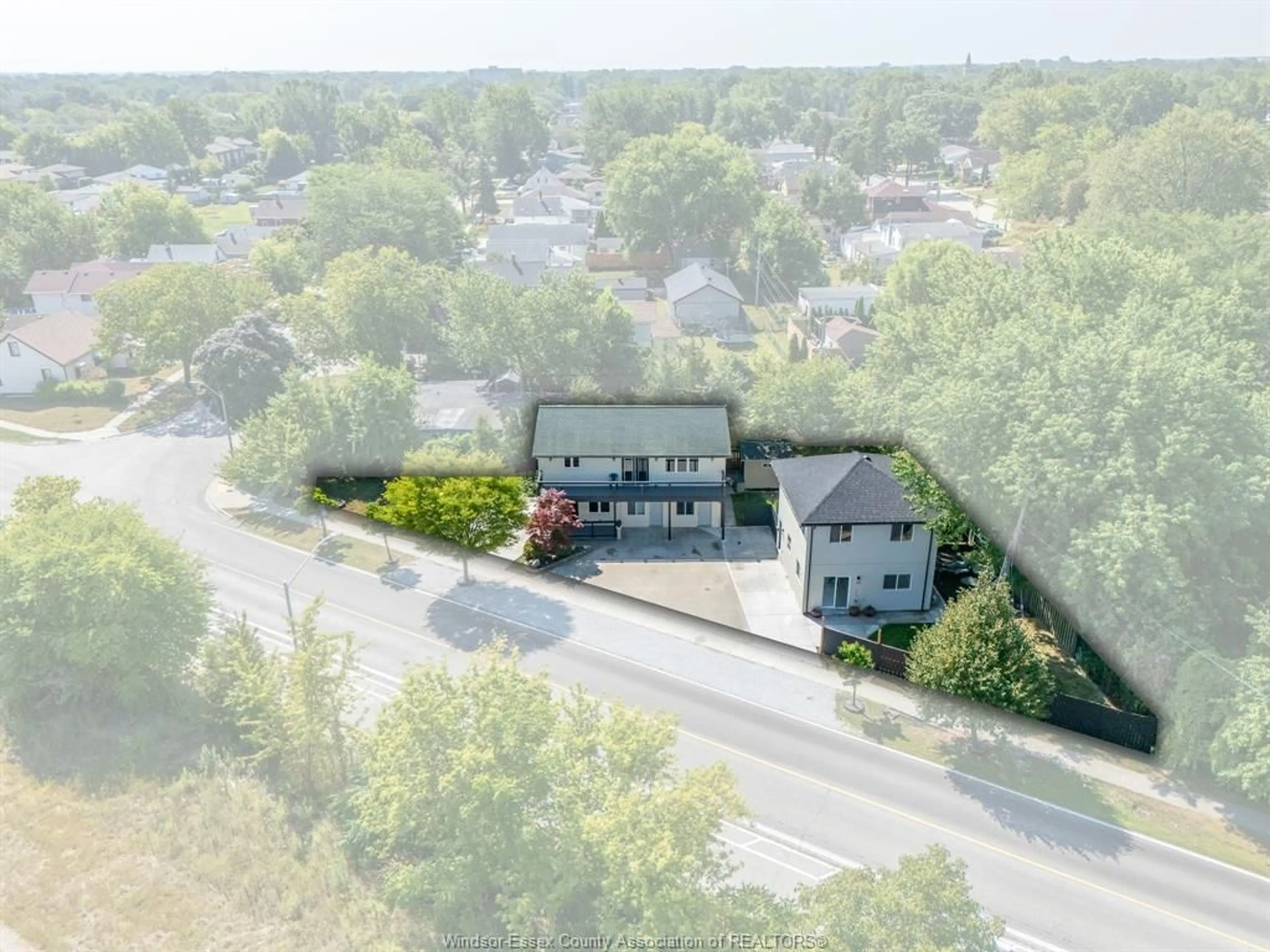 A pic from outside/outdoor area/front of a property/back of a property/a pic from drone, street for 1501 FORD Blvd, Windsor Ontario N8T 2C7