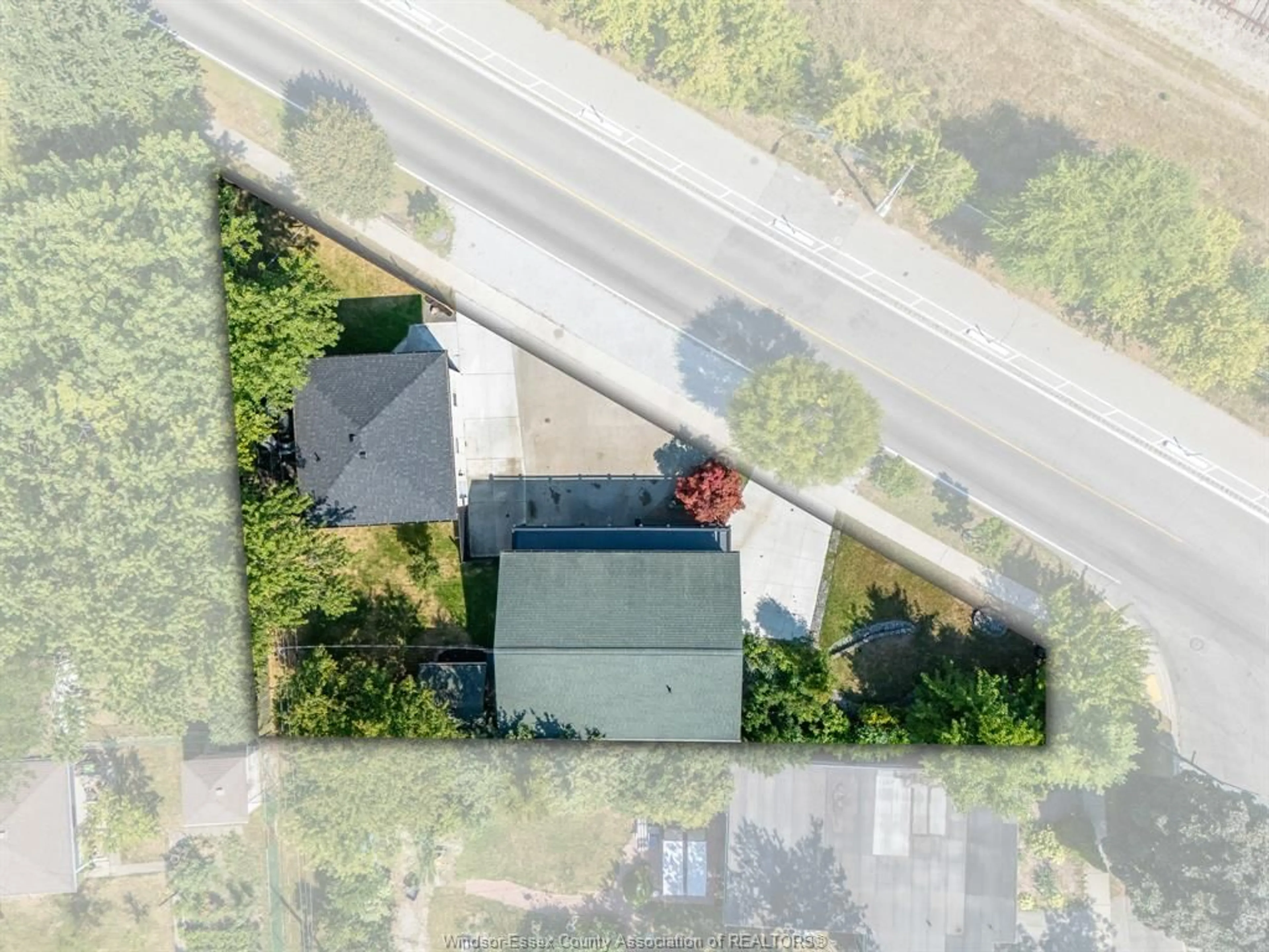 A pic from outside/outdoor area/front of a property/back of a property/a pic from drone, street for 1501 FORD Blvd, Windsor Ontario N8T 2C7