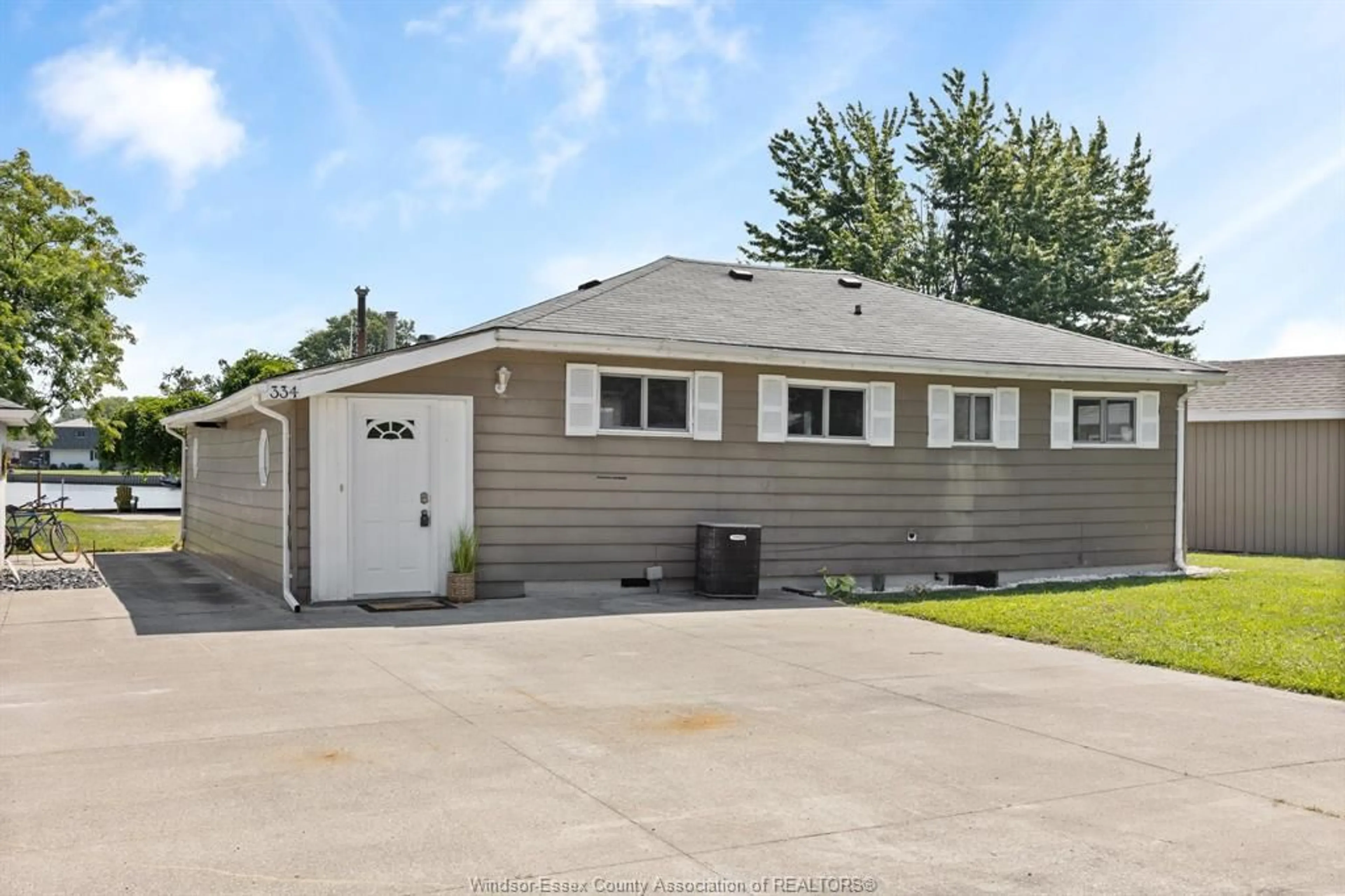 Home with vinyl exterior material, street for 334 ISLAND Cres, Lighthouse Cove Ontario N0P 2L0