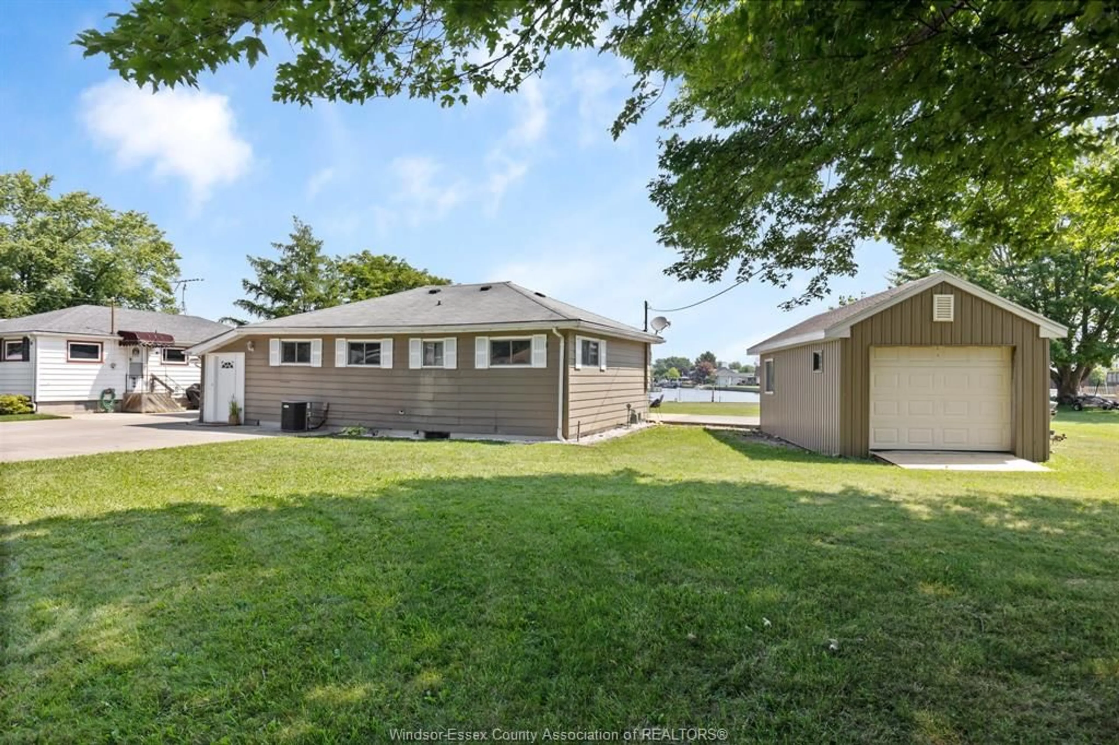A pic from outside/outdoor area/front of a property/back of a property/a pic from drone, unknown for 334 ISLAND Cres, Lighthouse Cove Ontario N0P 2L0