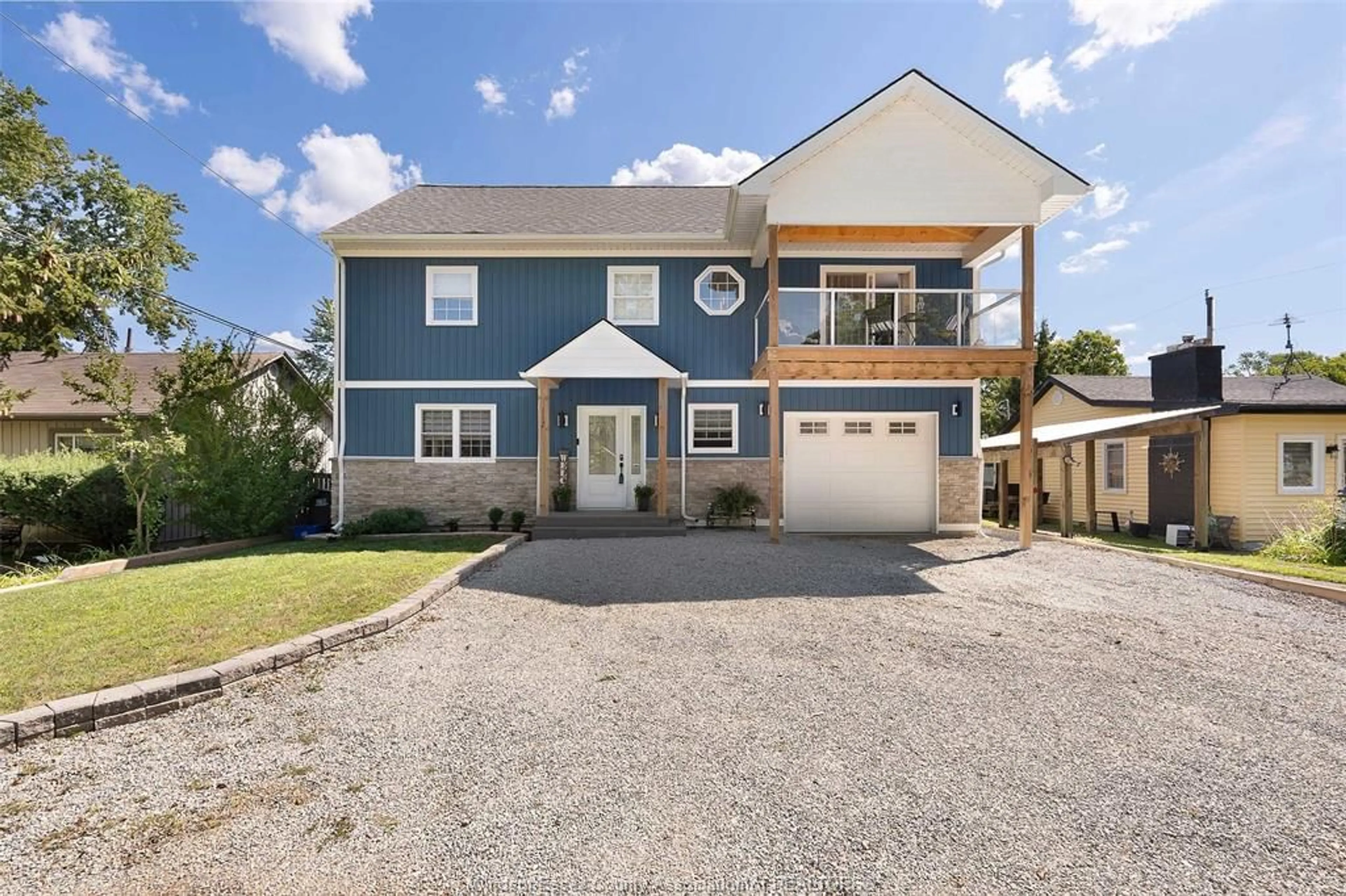Home with vinyl exterior material, street for 112 WASHINGTON, Harrow Ontario N0R 1G0