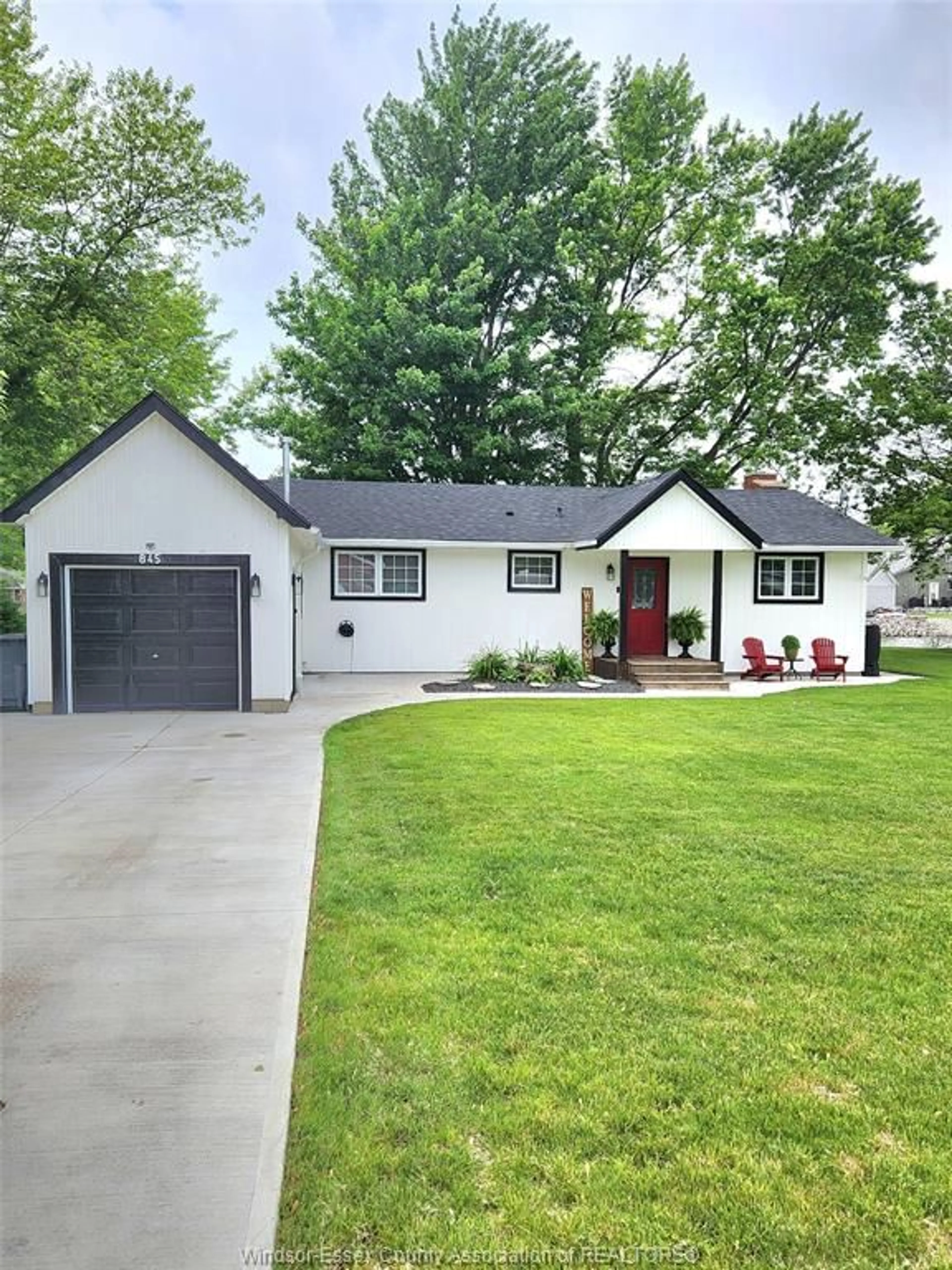 Home with vinyl exterior material, street for 845 REAUME Dr, Tilbury North Ontario N0P 2L0