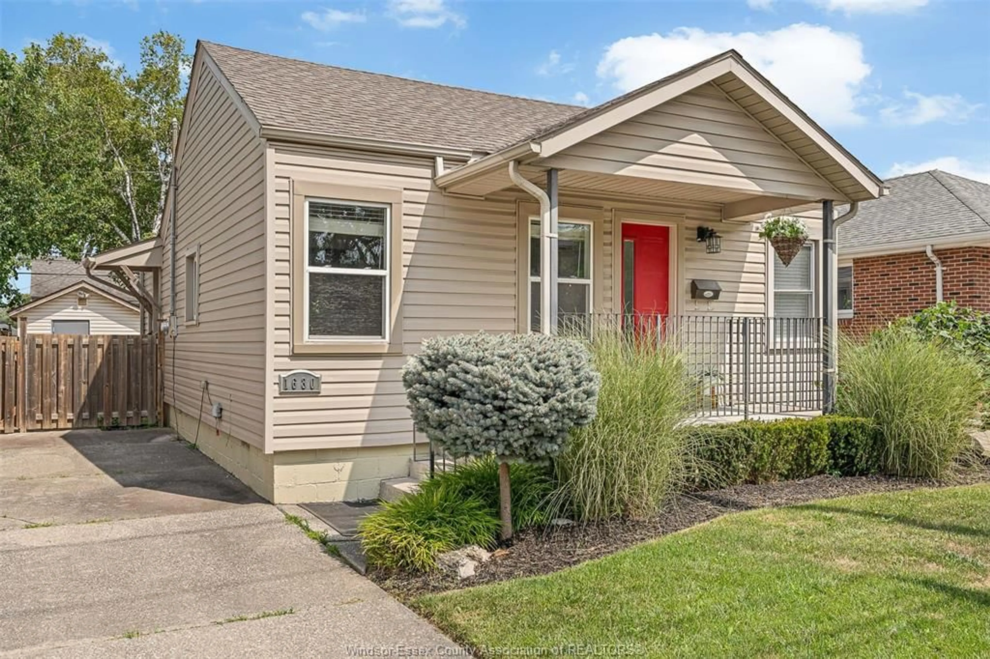 Home with vinyl exterior material, street for 1630 GEORGE, Windsor Ontario N8Y 2Y6