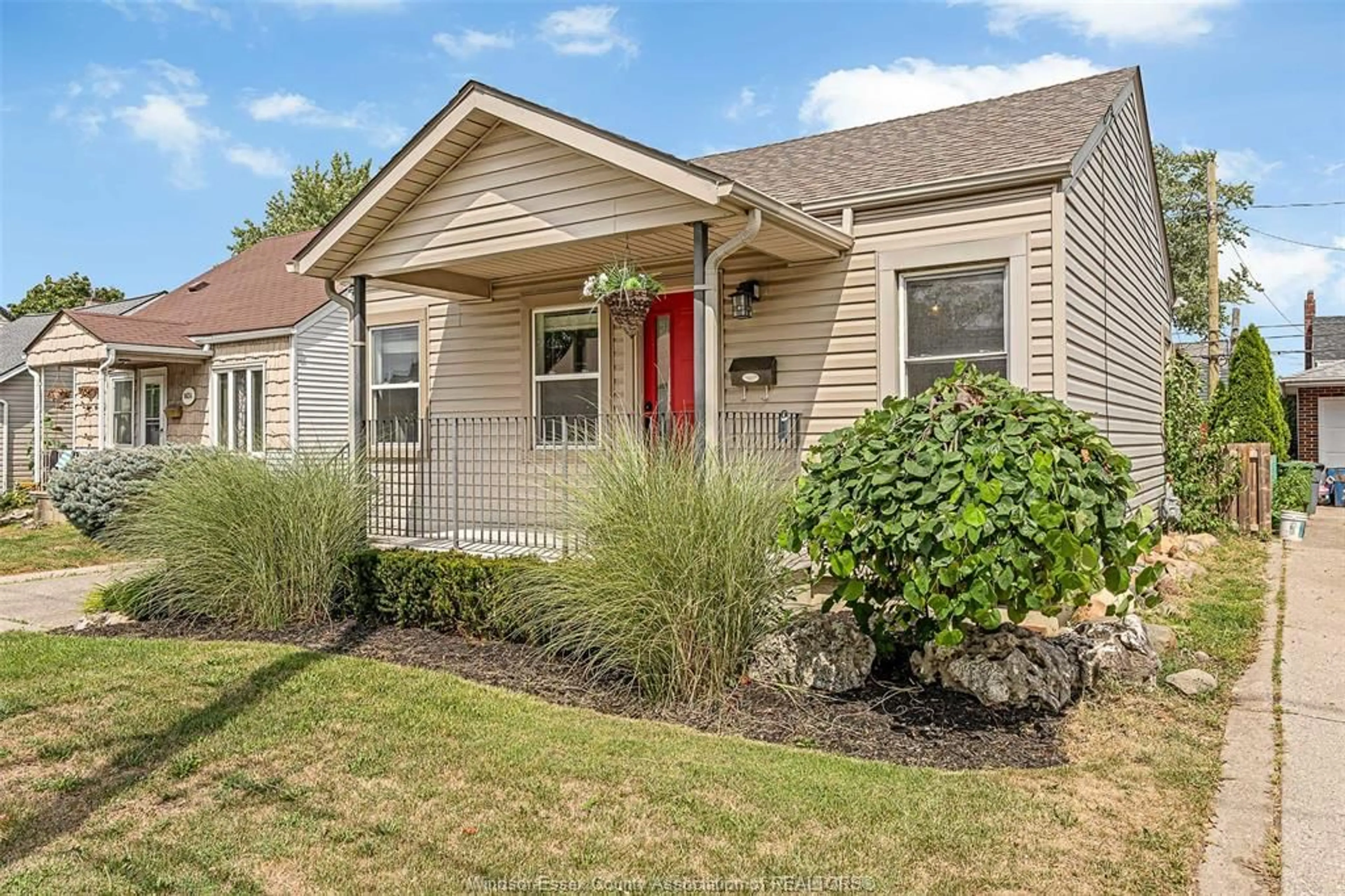 Home with vinyl exterior material, street for 1630 GEORGE, Windsor Ontario N8Y 2Y6