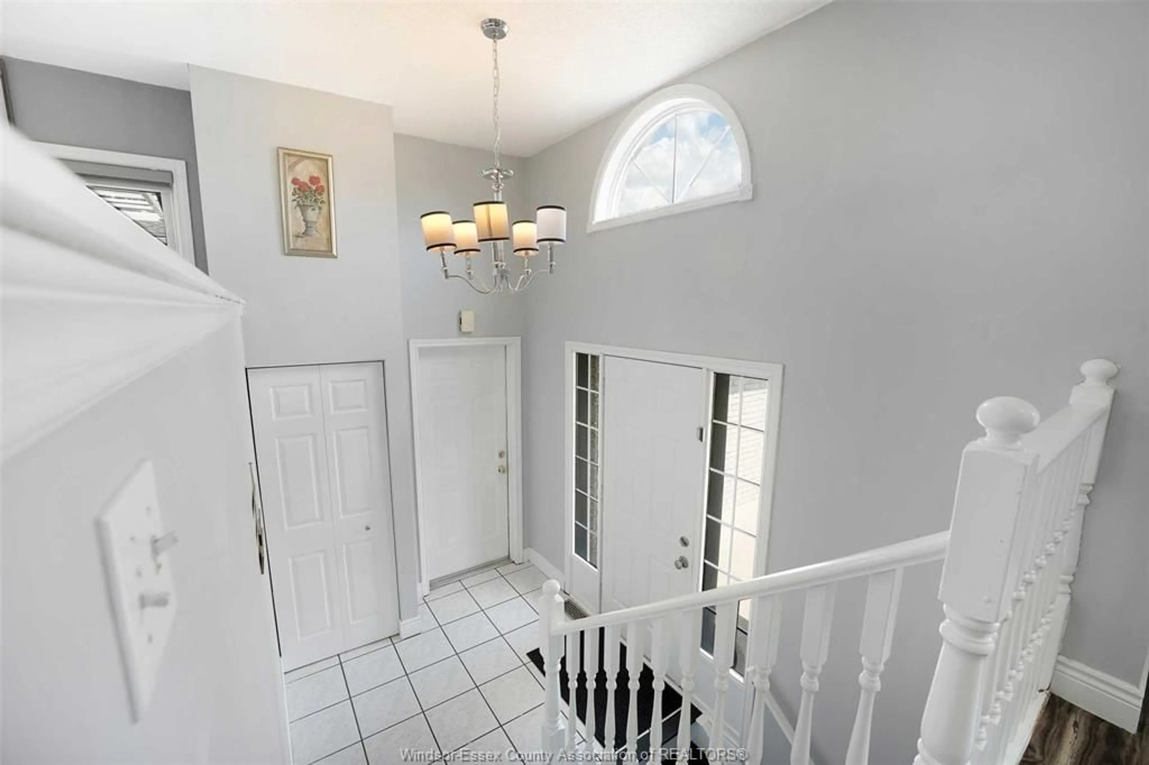 Indoor foyer for 3339 CONSERVATION, Windsor Ontario N8W 2H8