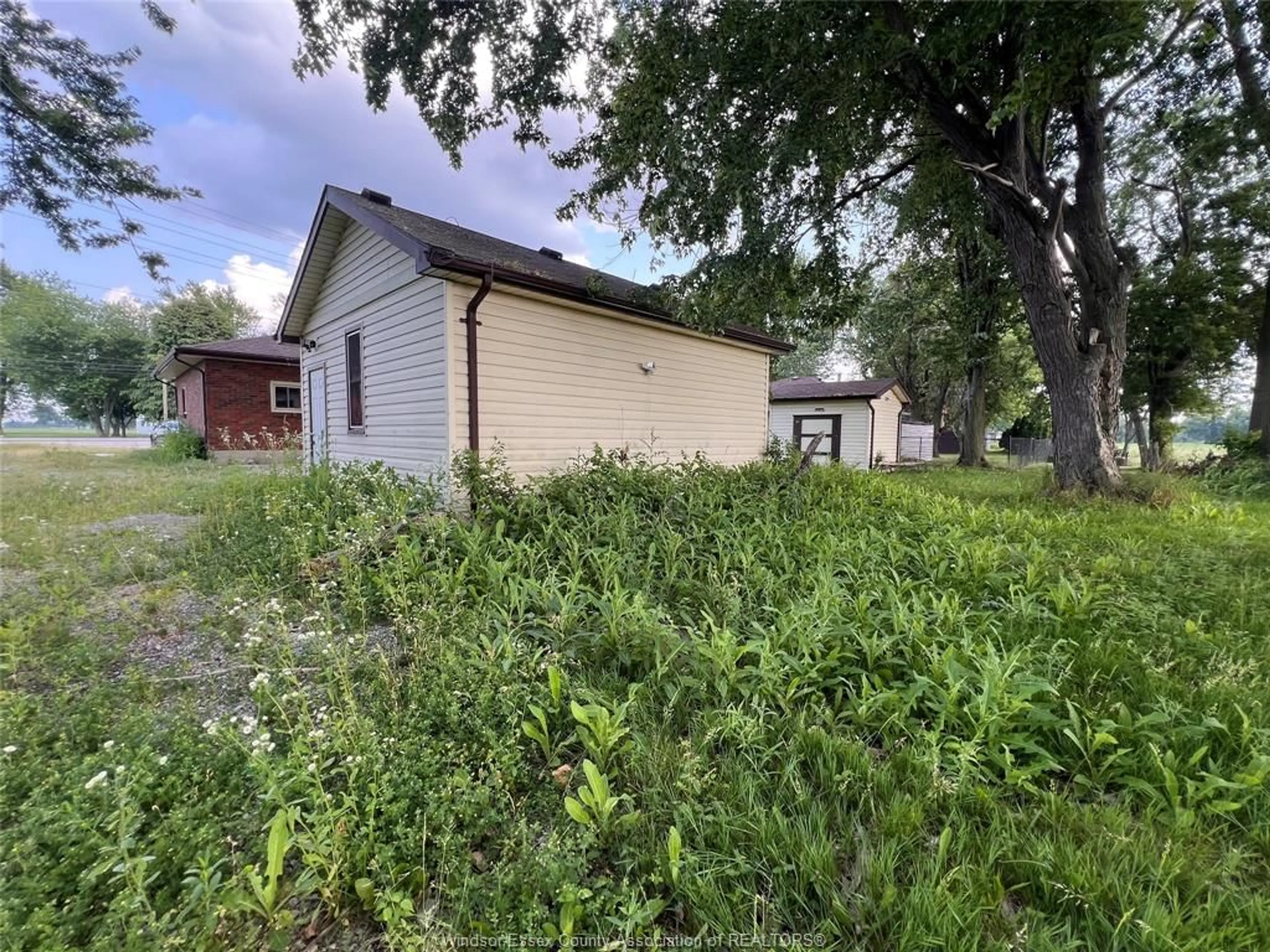 A pic from outside/outdoor area/front of a property/back of a property/a pic from drone, street for 7925 MALDEN Rd, LaSalle Ontario N9J 2V3