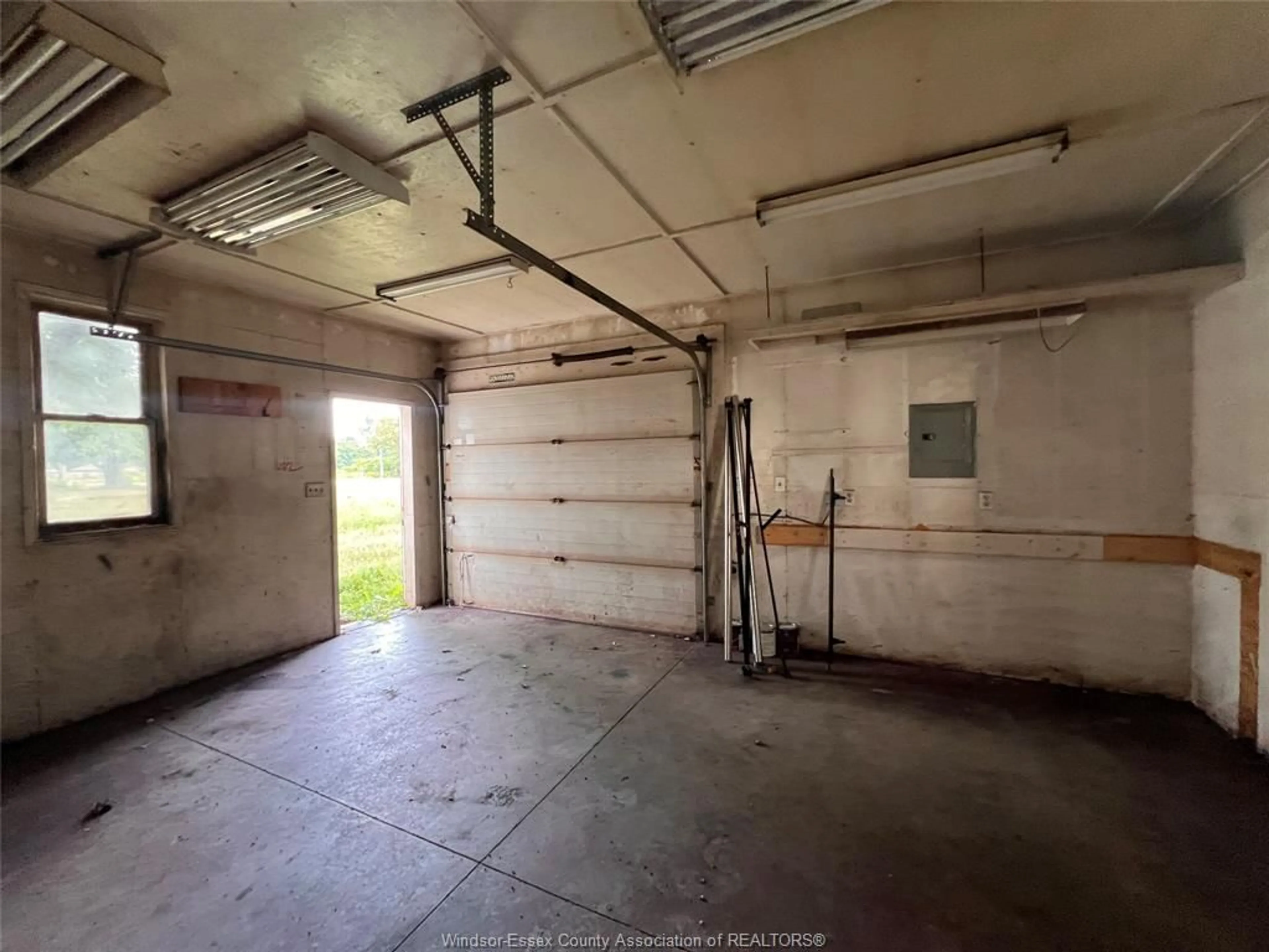 Indoor garage for 7925 MALDEN Rd, LaSalle Ontario N9J 2V3