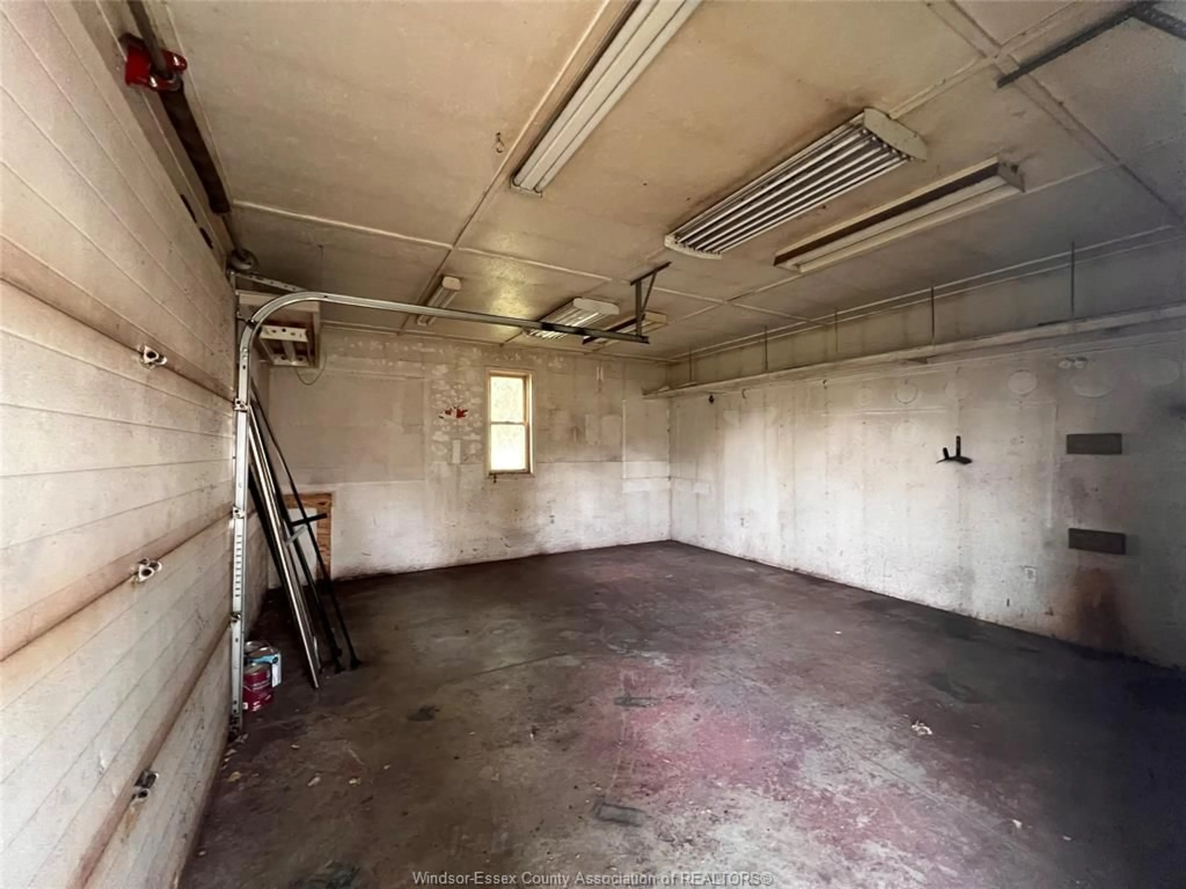 Indoor garage for 7925 MALDEN Rd, LaSalle Ontario N9J 2V3