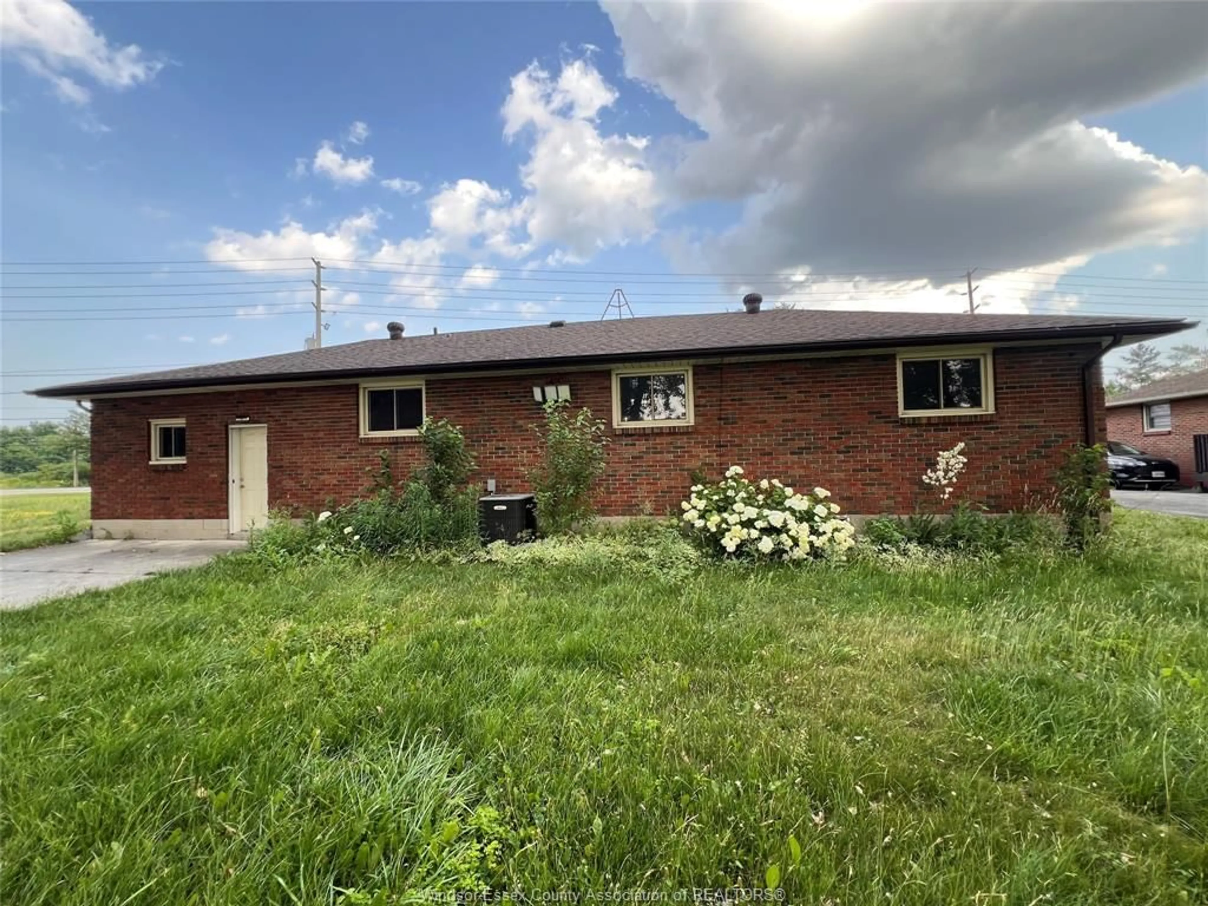A pic from outside/outdoor area/front of a property/back of a property/a pic from drone, street for 7925 MALDEN Rd, LaSalle Ontario N9J 2V3