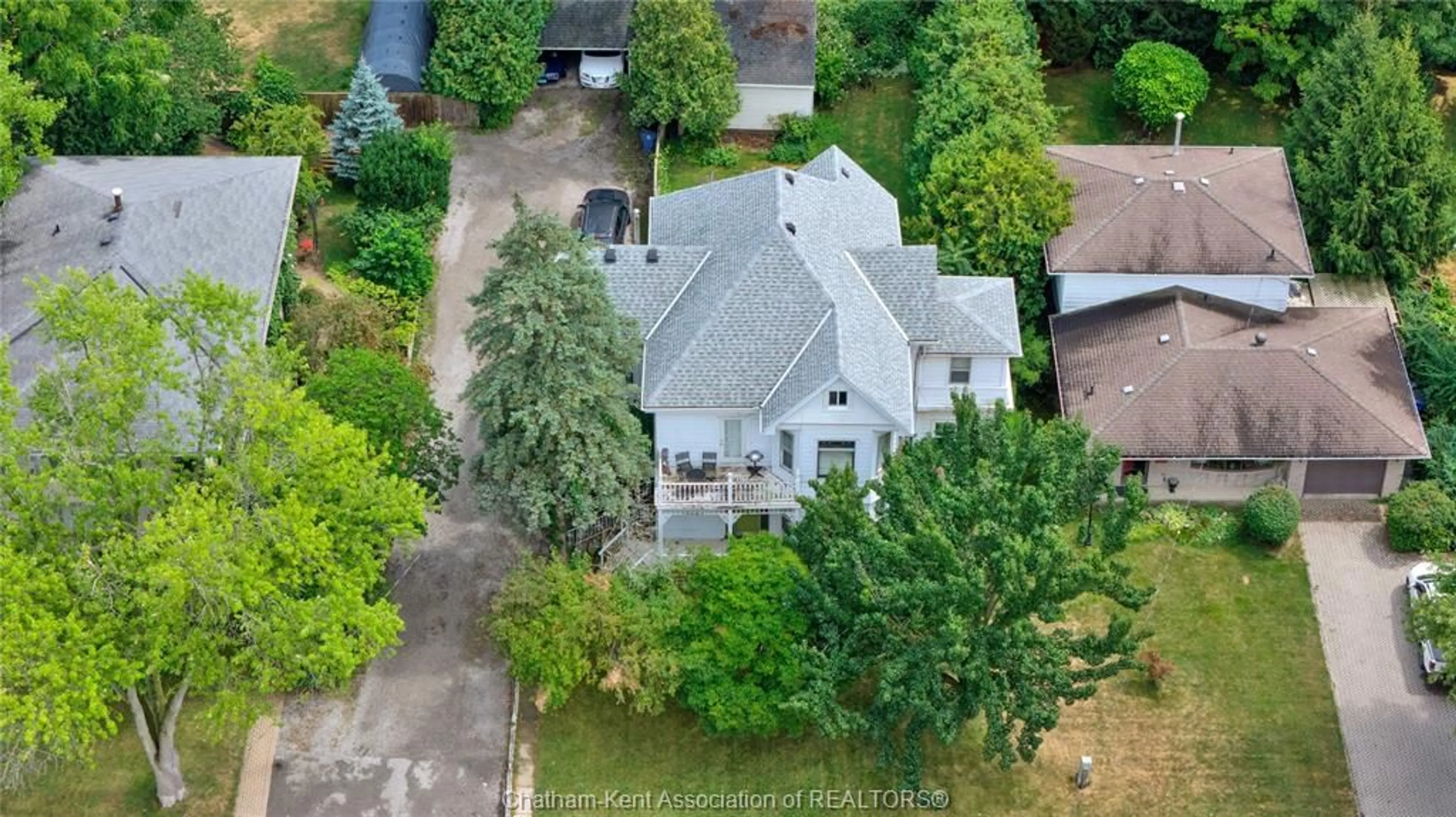 A pic from outside/outdoor area/front of a property/back of a property/a pic from drone, street for 468 King St, Chatham Ontario N7M 1G5