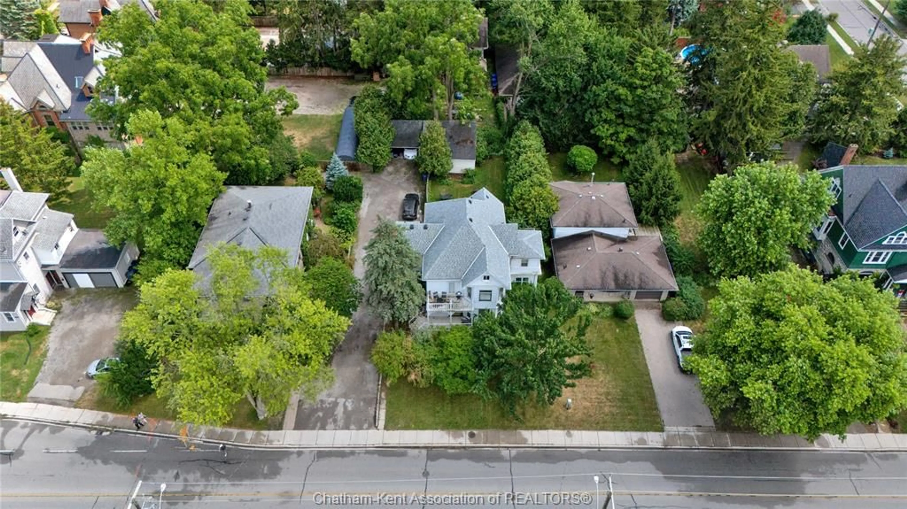 A pic from outside/outdoor area/front of a property/back of a property/a pic from drone, street for 468 King St, Chatham Ontario N7M 1G5