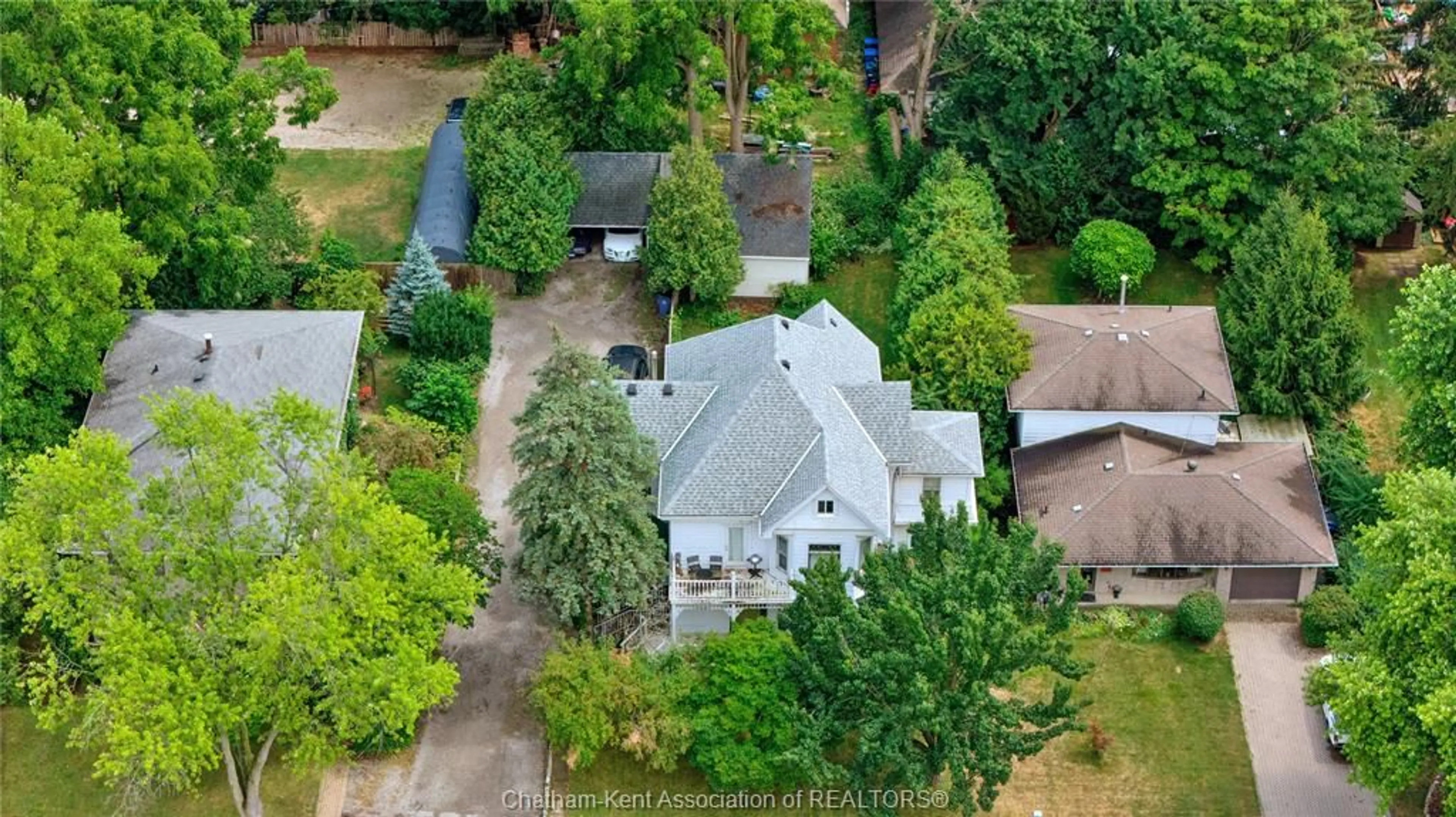 A pic from outside/outdoor area/front of a property/back of a property/a pic from drone, street for 468 King St, Chatham Ontario N7M 1G5