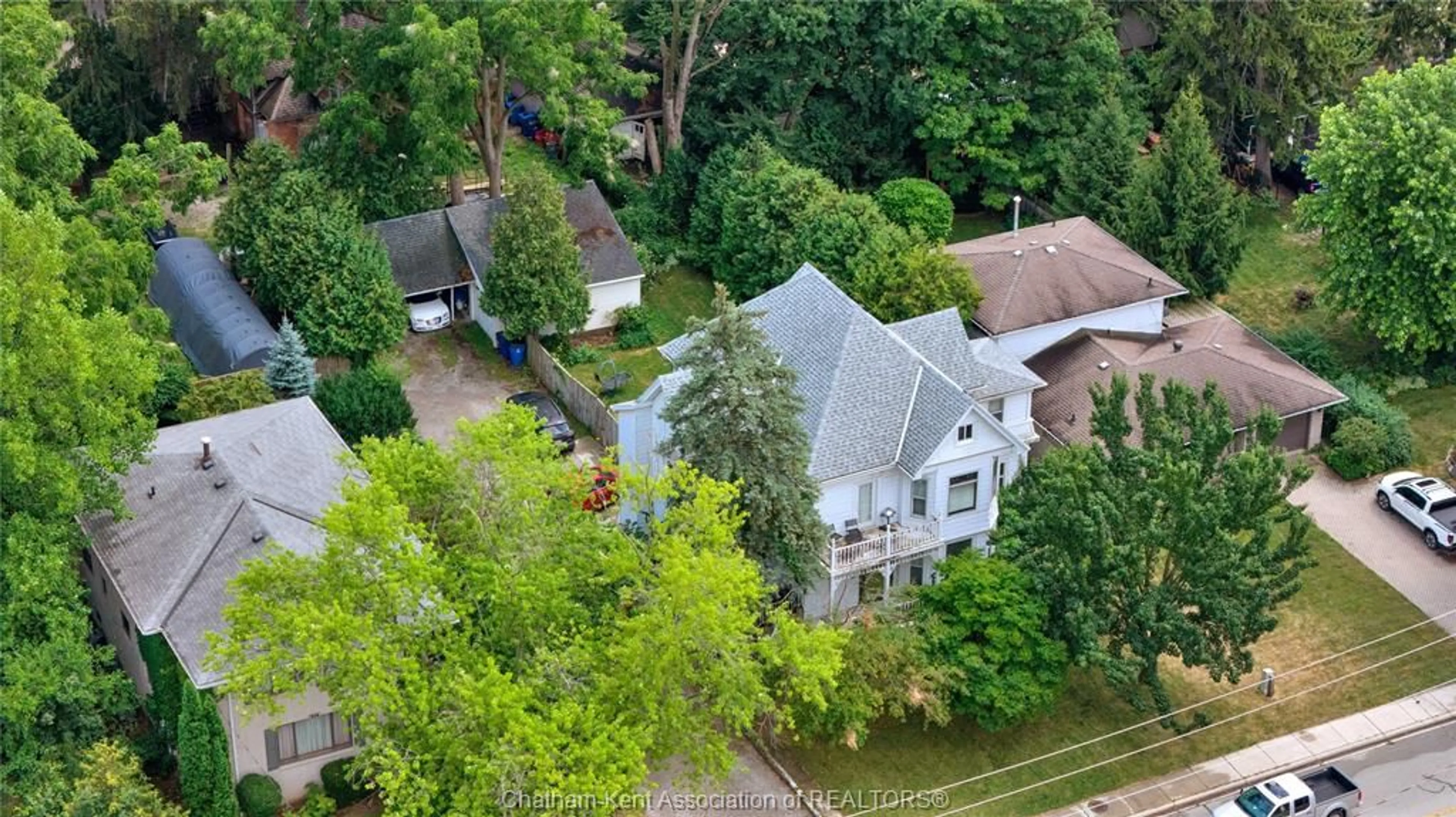 A pic from outside/outdoor area/front of a property/back of a property/a pic from drone, street for 468 King St, Chatham Ontario N7M 1G5