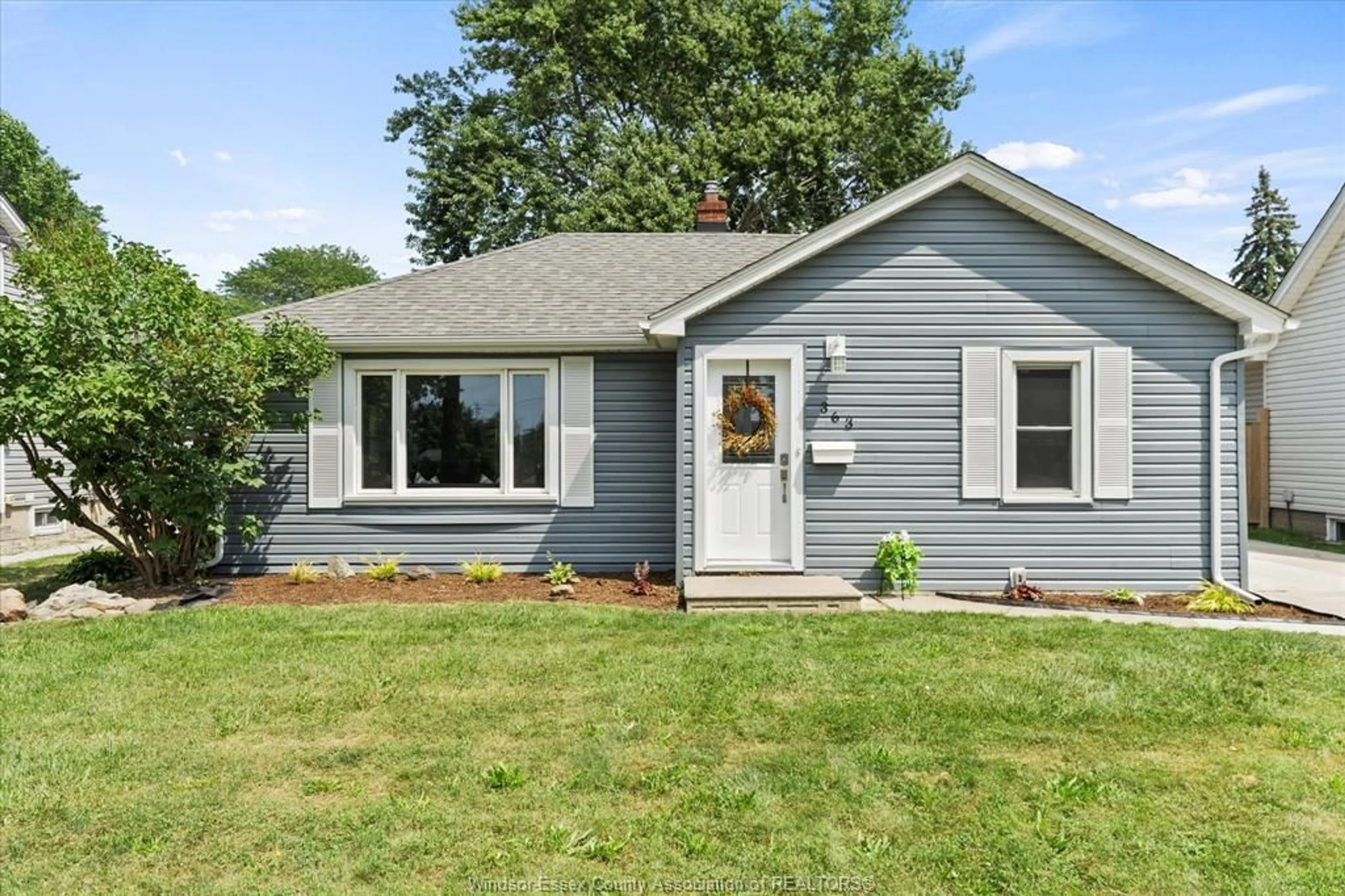 Home with vinyl exterior material, street for 363 KING St, Amherstburg Ontario N9V 2E3