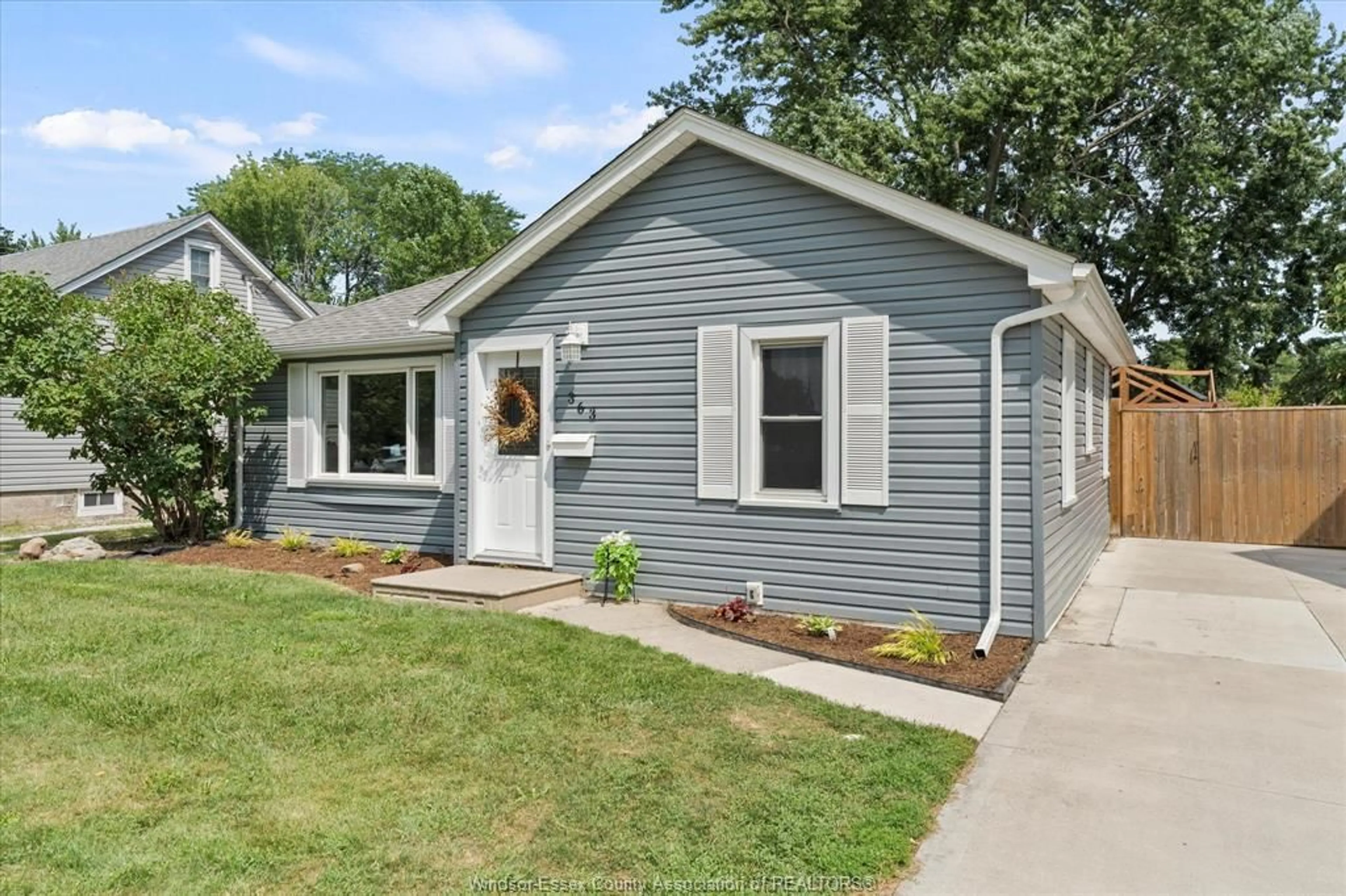 Home with vinyl exterior material, street for 363 KING St, Amherstburg Ontario N9V 2E3