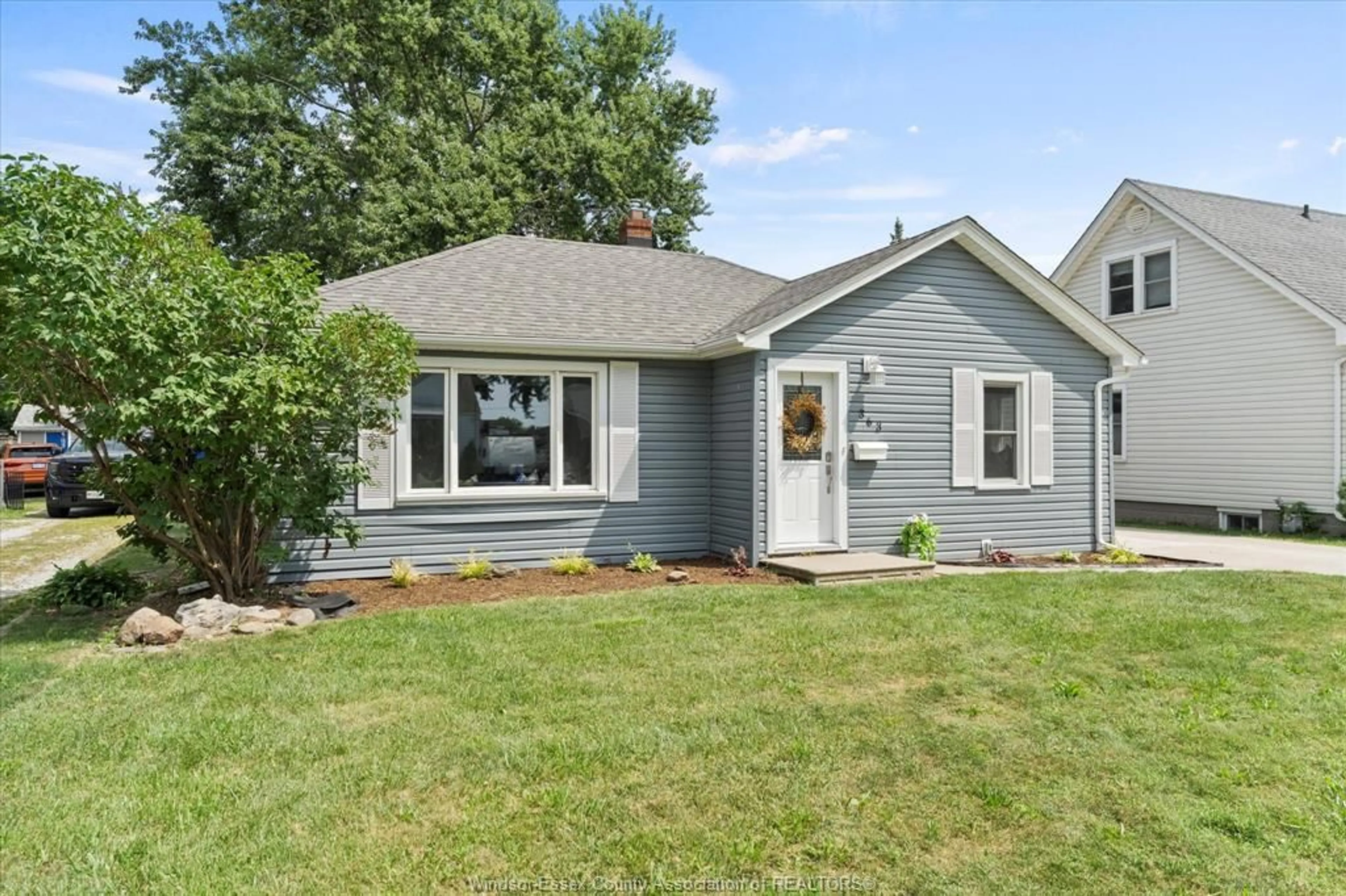 Home with vinyl exterior material, street for 363 KING St, Amherstburg Ontario N9V 2E3