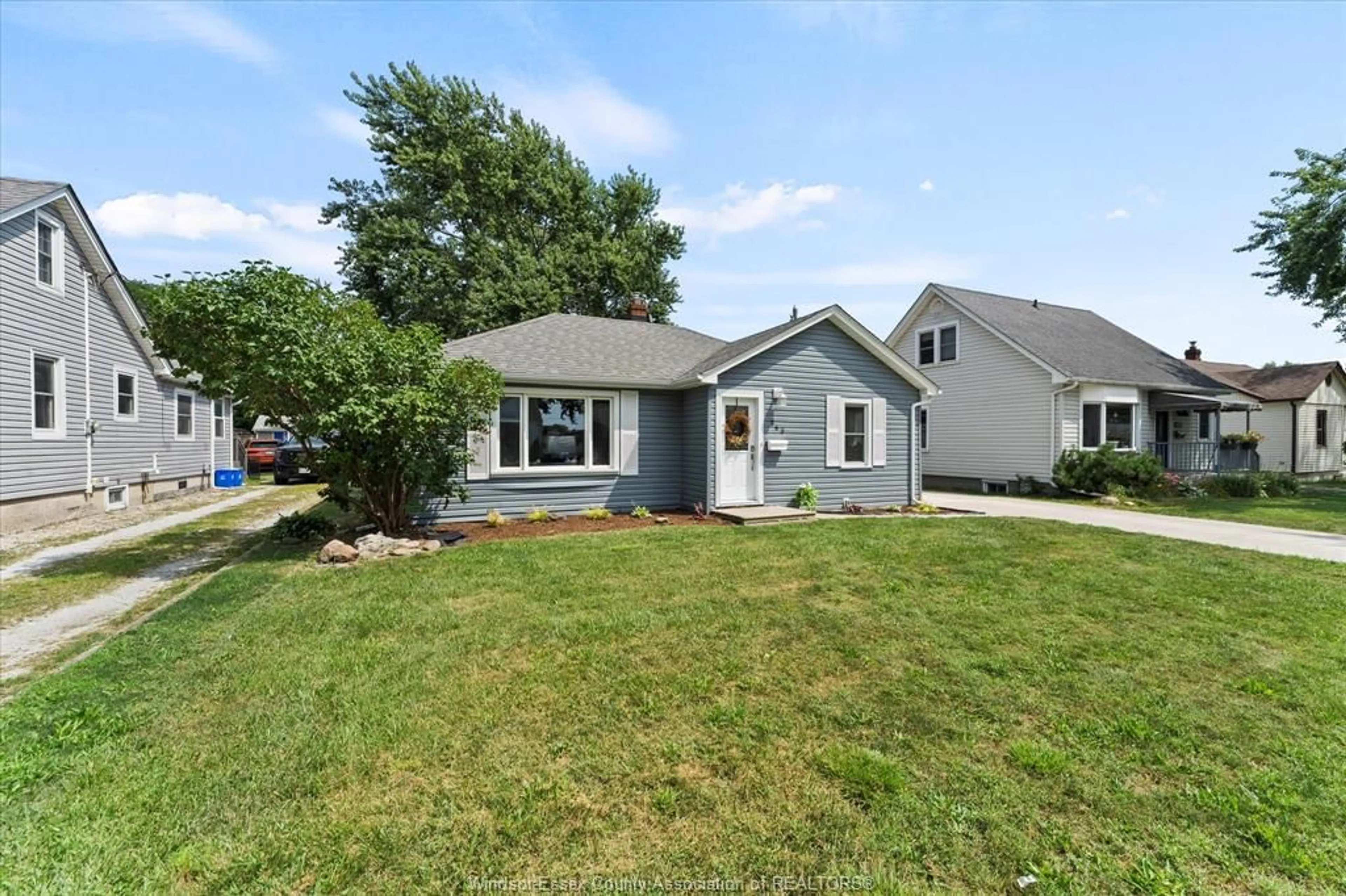 Home with vinyl exterior material, street for 363 KING St, Amherstburg Ontario N9V 2E3