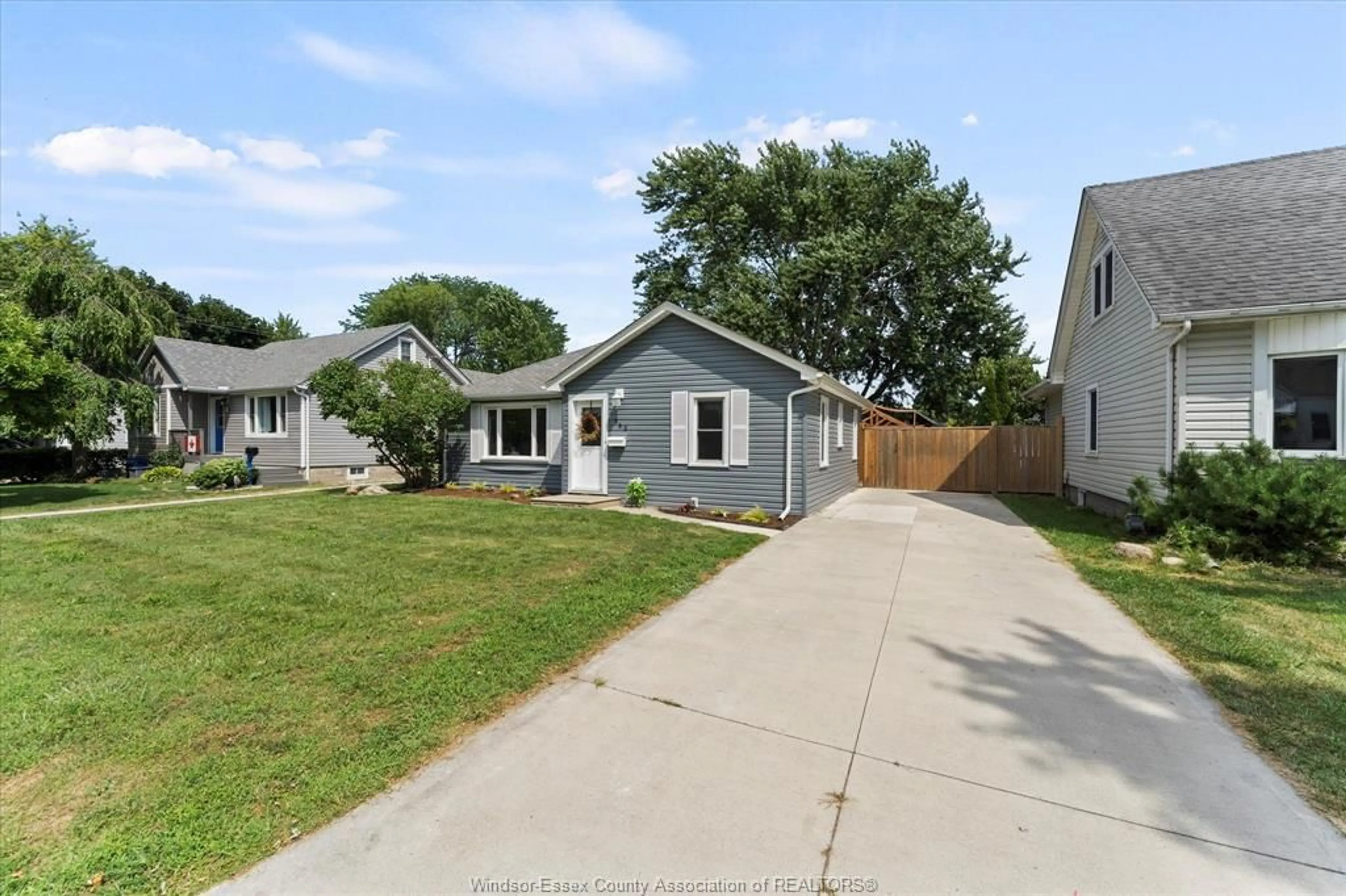 A pic from outside/outdoor area/front of a property/back of a property/a pic from drone, street for 363 KING St, Amherstburg Ontario N9V 2E3
