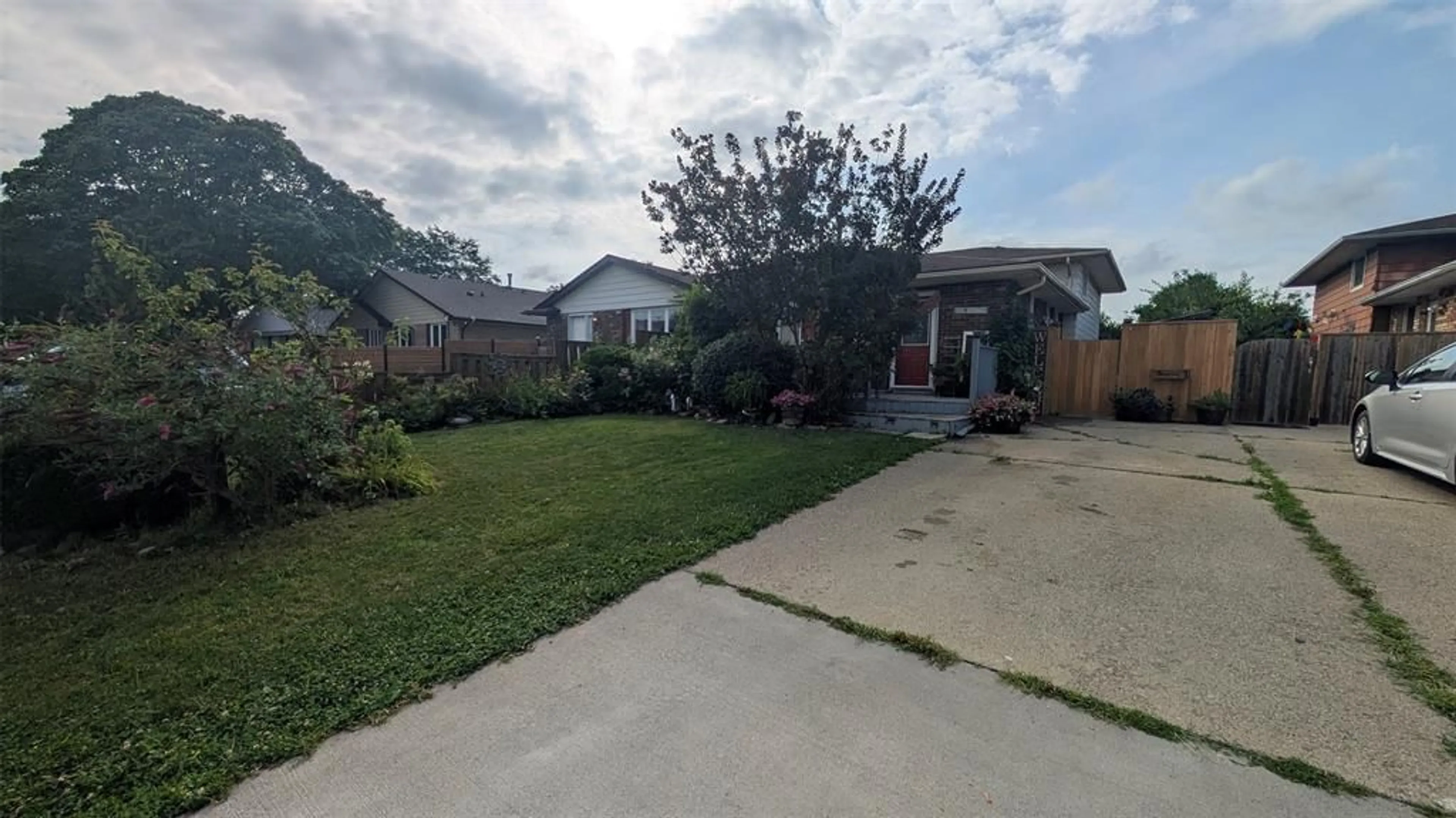 A pic from outside/outdoor area/front of a property/back of a property/a pic from drone, street for 44 YORK Cres, Sarnia Ontario N7S 4L4