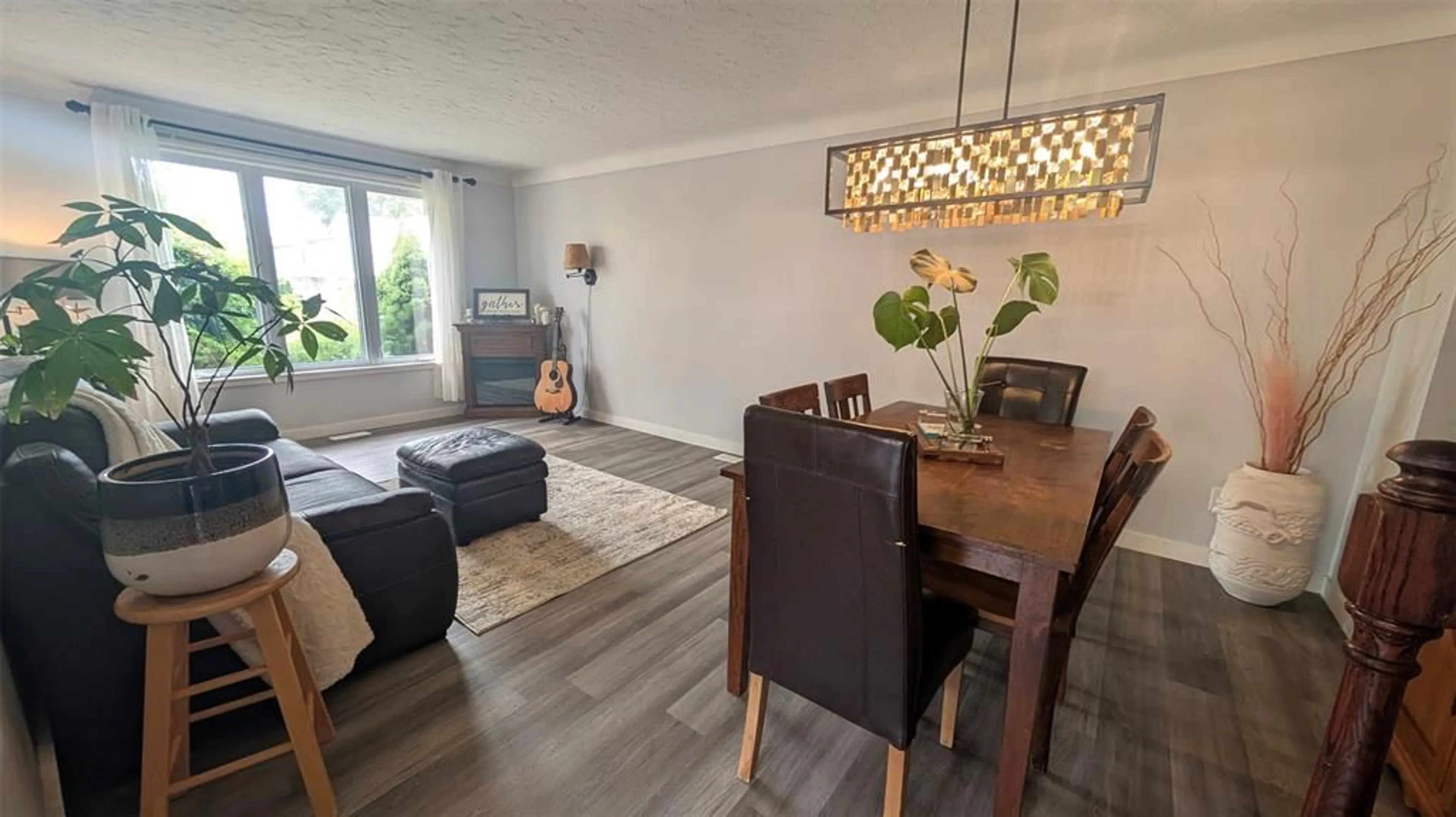 Living room with furniture, wood/laminate floor for 44 YORK Cres, Sarnia Ontario N7S 4L4