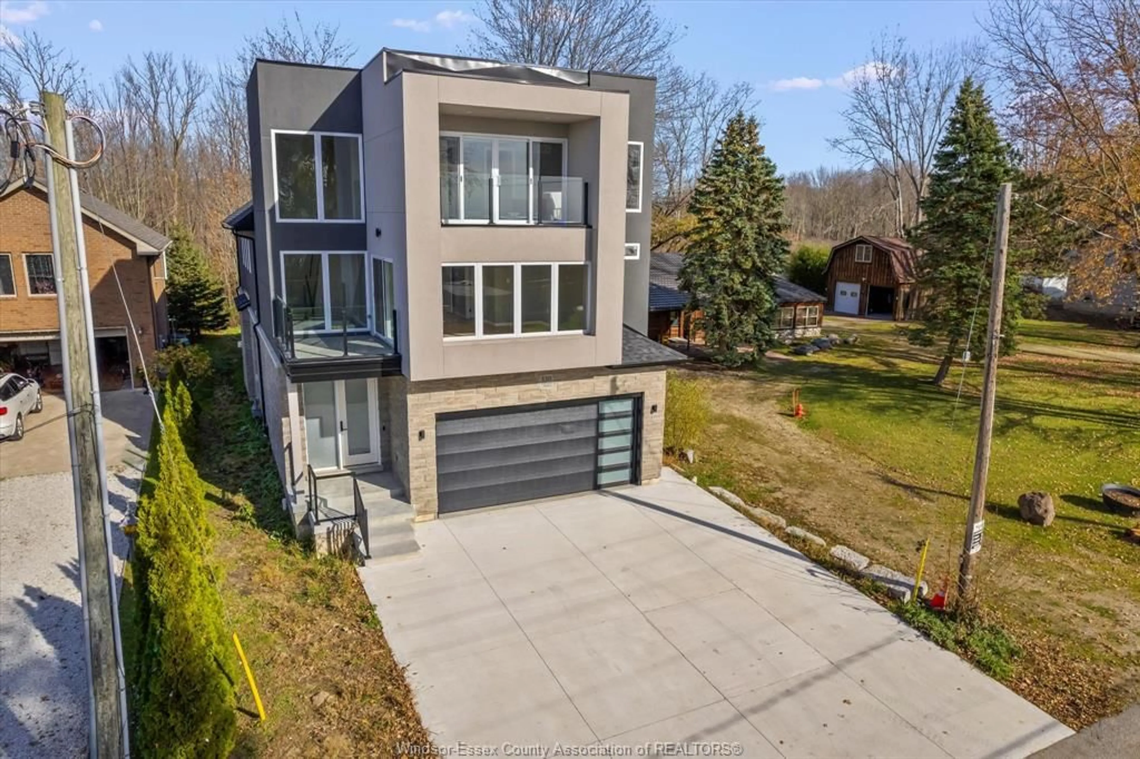 A pic from outside/outdoor area/front of a property/back of a property/a pic from drone, street for 150 LAKEWOOD BEACH, Amherstburg Ontario N9V 2Y8
