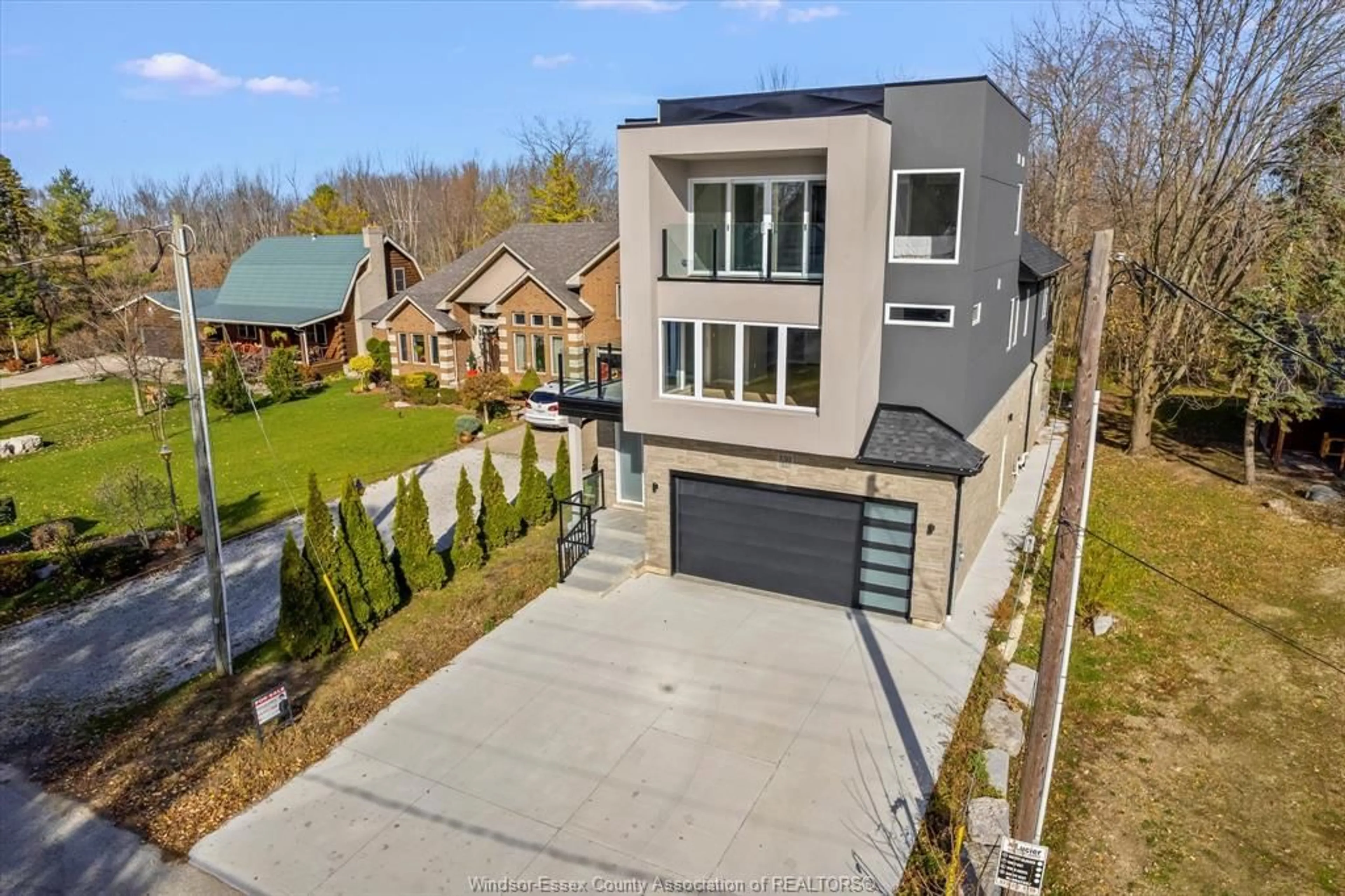 A pic from outside/outdoor area/front of a property/back of a property/a pic from drone, street for 150 LAKEWOOD BEACH, Amherstburg Ontario N9V 2Y8