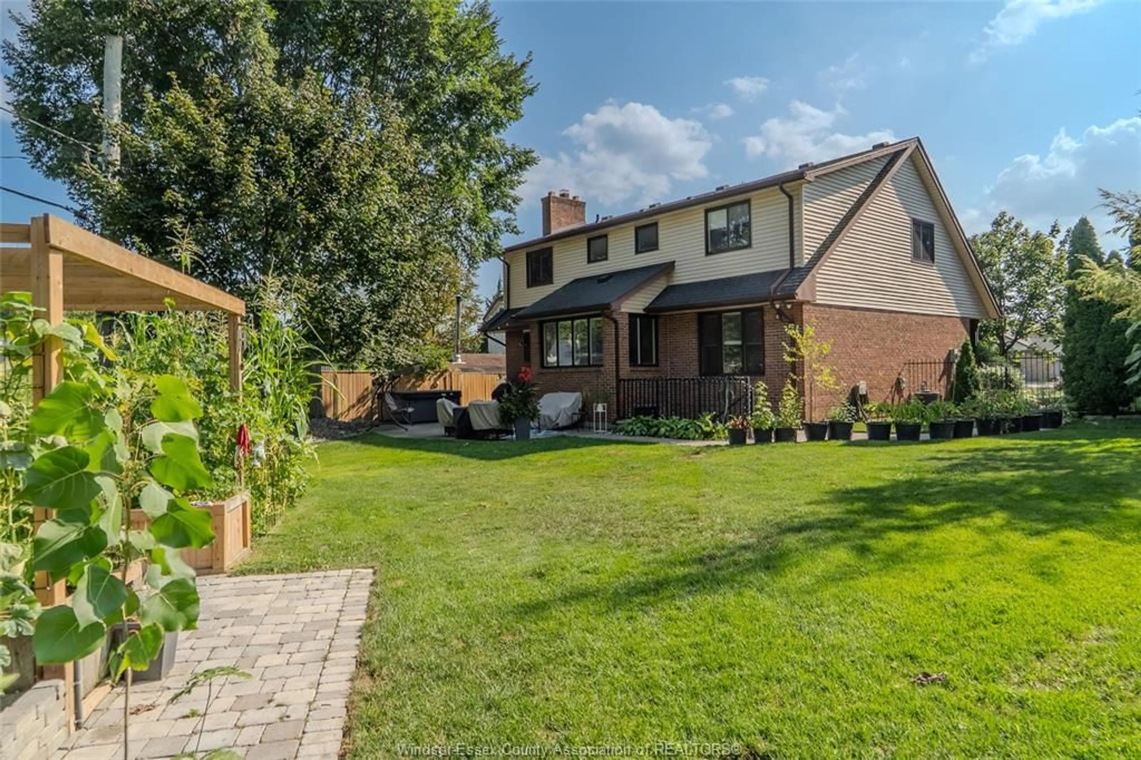 A pic from outside/outdoor area/front of a property/back of a property/a pic from drone, street for 13196 SALICH Crt, Tecumseh Ontario N8N 4J7