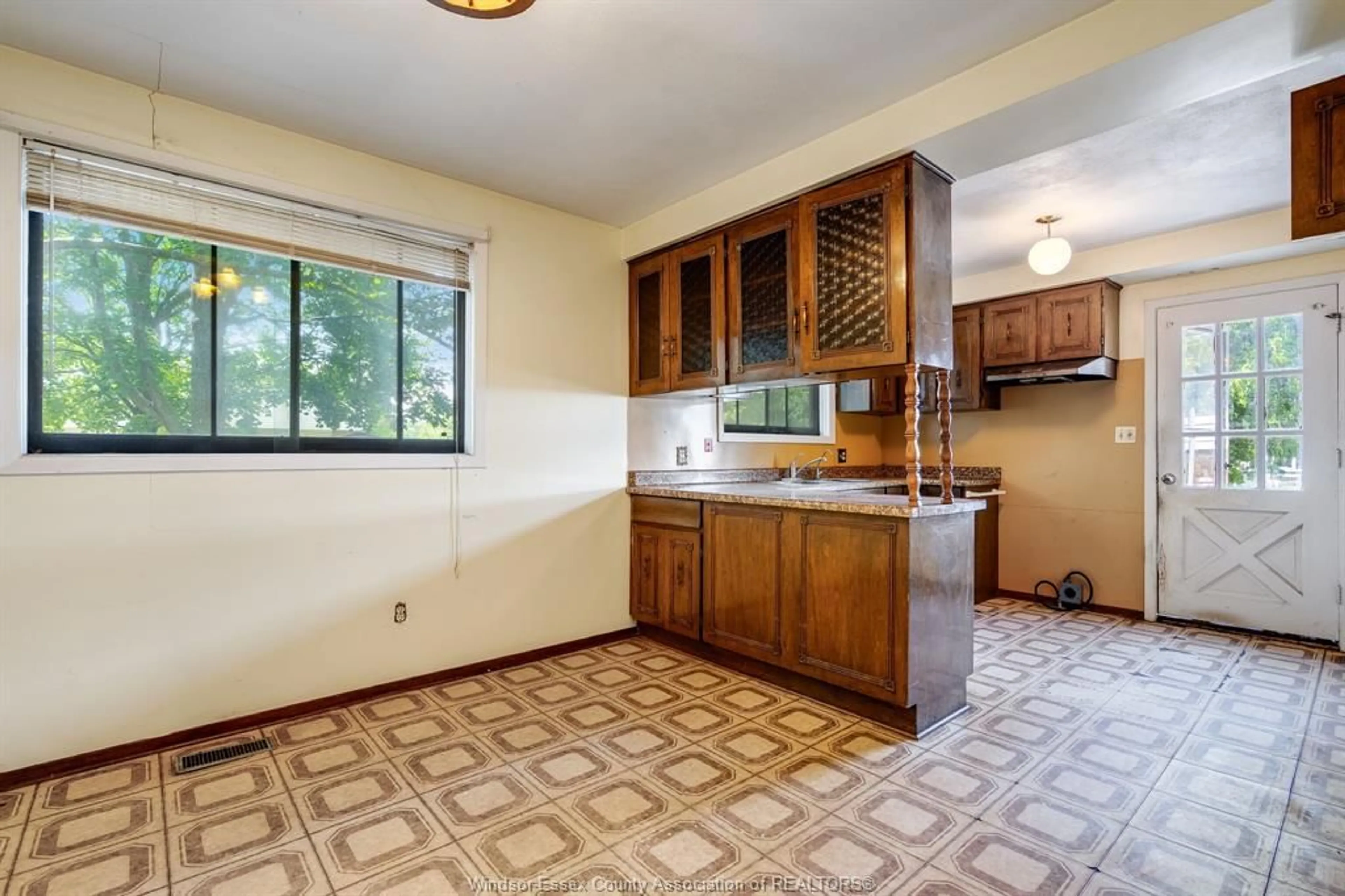 Standard kitchen, ceramic/tile floor for 39 Sunset Place, Tilbury Ontario N0P 2L0