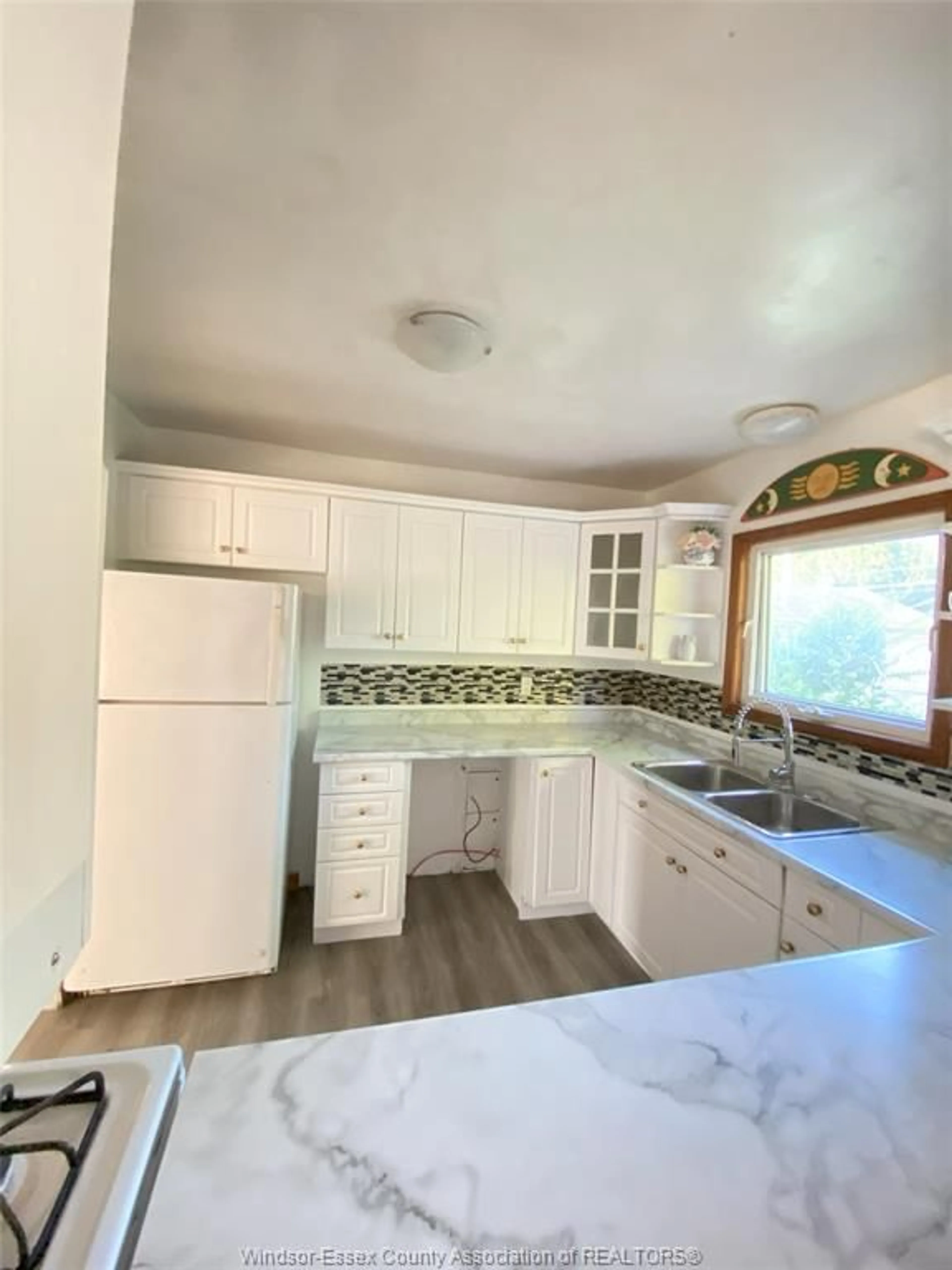 Standard kitchen, ceramic/tile floor for 3672 MORRIS Dr, Windsor Ontario N9E 2K7