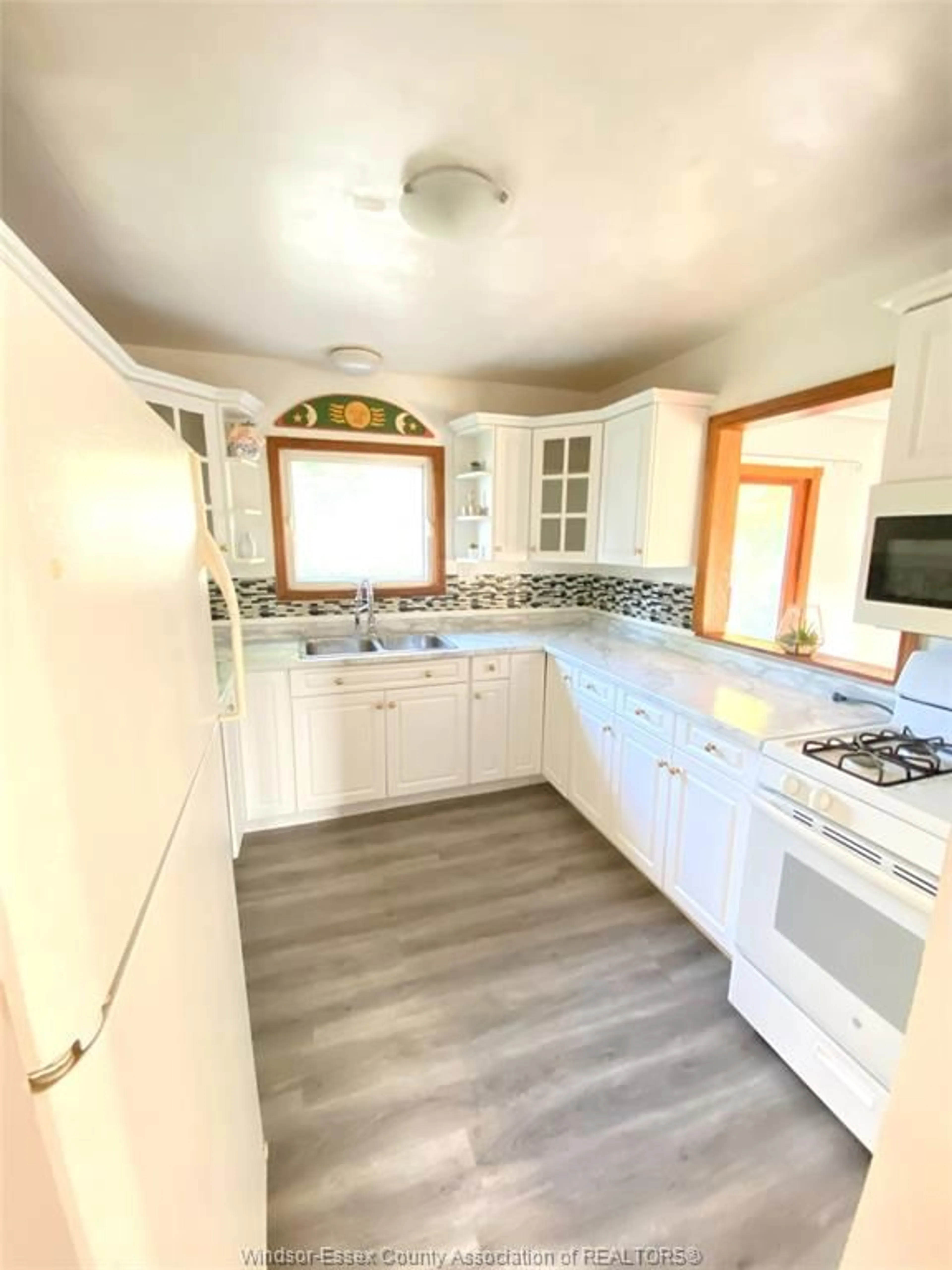 Standard kitchen, unknown for 3672 MORRIS Dr, Windsor Ontario N9E 2K7